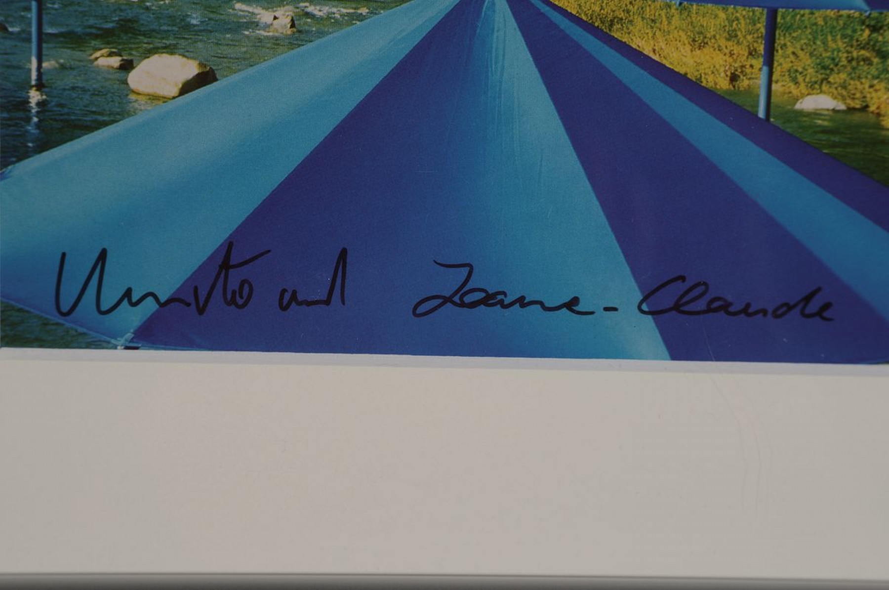 Detail a: Christo und Jeanne-Claude, "Blue Umbrellas", Multiple, von beiden Künstlern handsign., unter Plexiglas gerahmt, Motiv ca. 10,5x16 cm, ...