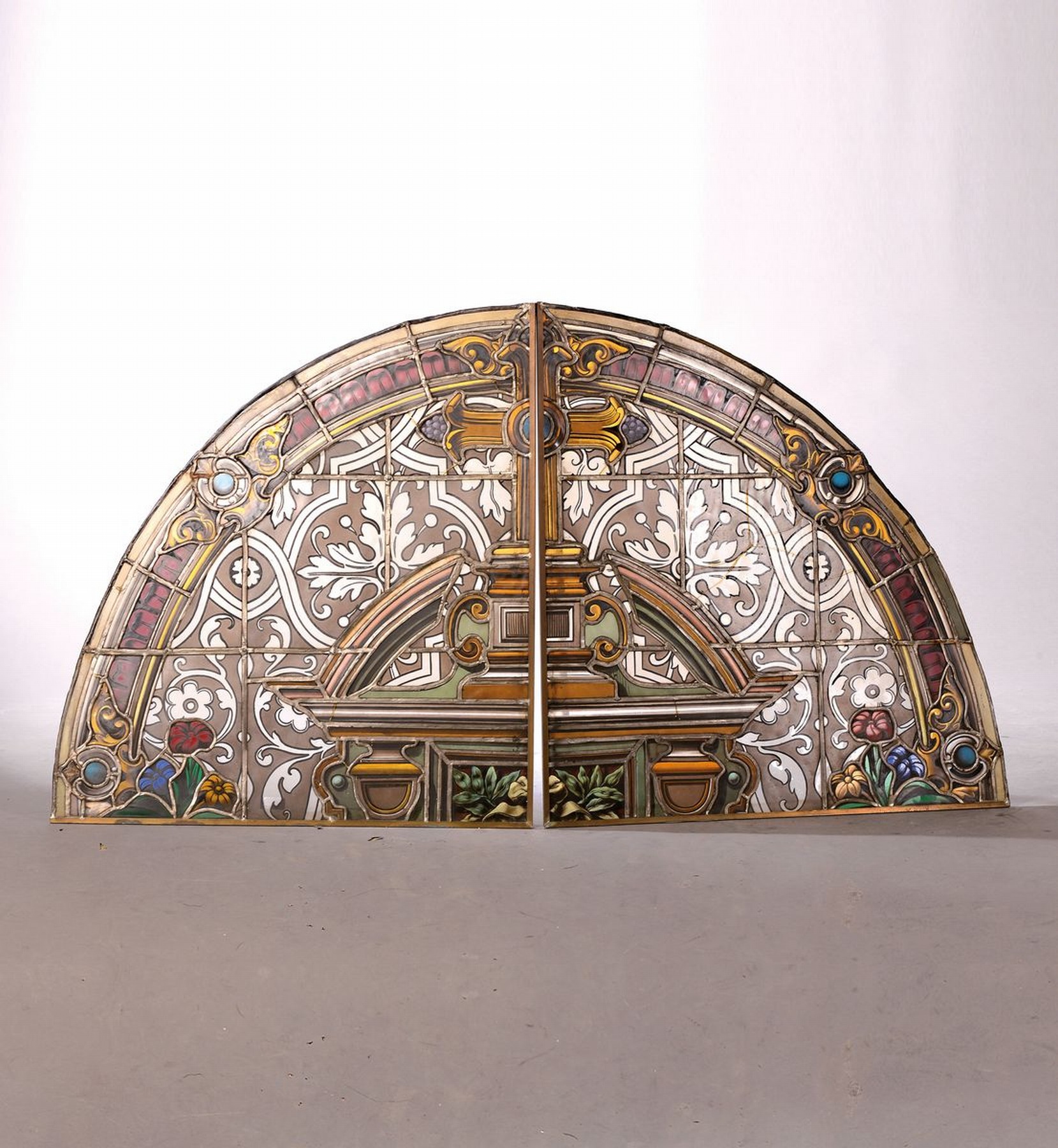 Paar Bleiglasfenster, wohl Belgien, um 1890, zwei Fenster in Viertelkreisform, zueinander gehörend bilden beide im Verbund den Giebel einer mit ...
