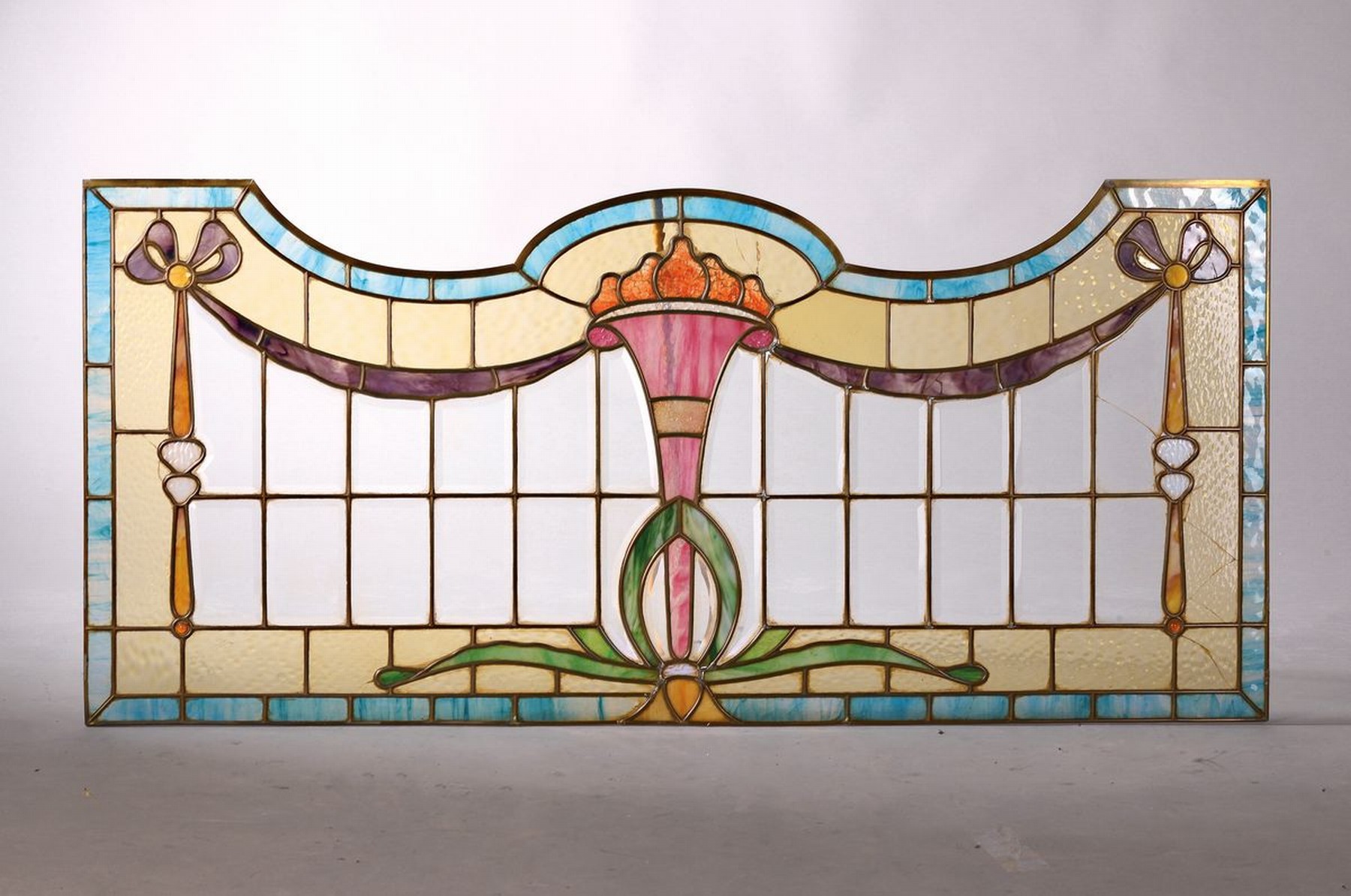 Paar große Bleiglasfenster, wohl Belgien, um 1900, farbloses und buntes Glas in leuchtenden Farben z.T. bemalt, geschweifte Form, Schleifen- u. ...