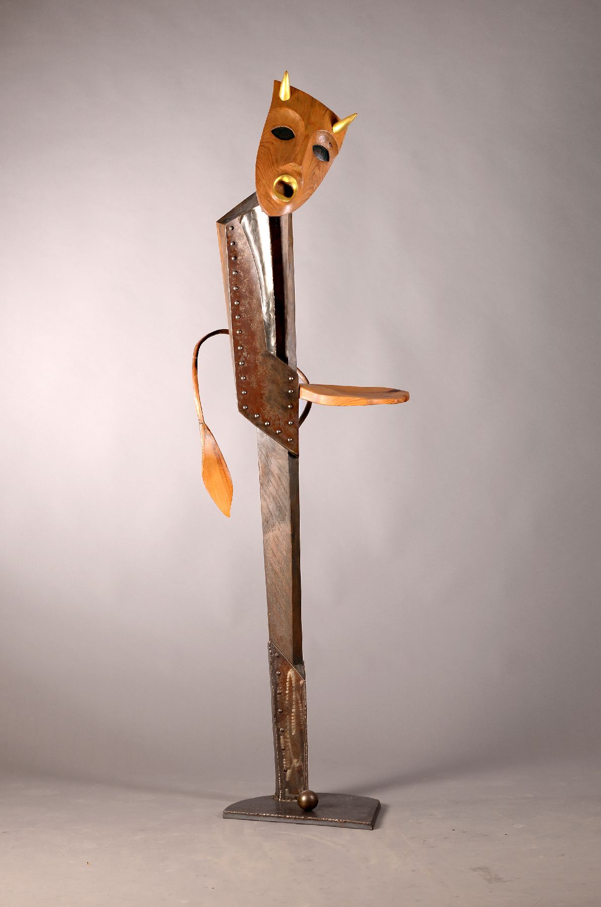 Krystof Marchewicz, geb. 1964, polnischstämmiger Bildhauer aus Schwetzingen , Große Skulptur, ohne Titel (2001), Mischtechnik aus Holz ...