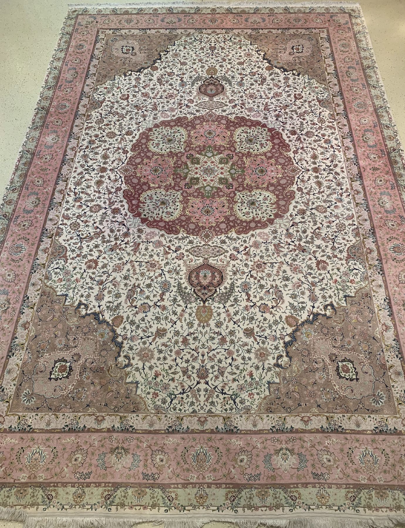 Täbriz fein Palastteppich, Persien, ca. 60 Jahre, Korkwolle mit Seide, ca. 585 x 398 cm, EHZ: 2.(50 Raj)