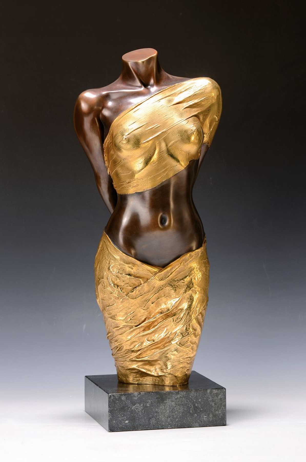 Willi Kissmer, 1951-2018, Bronzeskulptur, weiblicher Torso mit hinter dem Rücken verschränkten Armen, teilvergoldet, sign., num. 15/99, ...