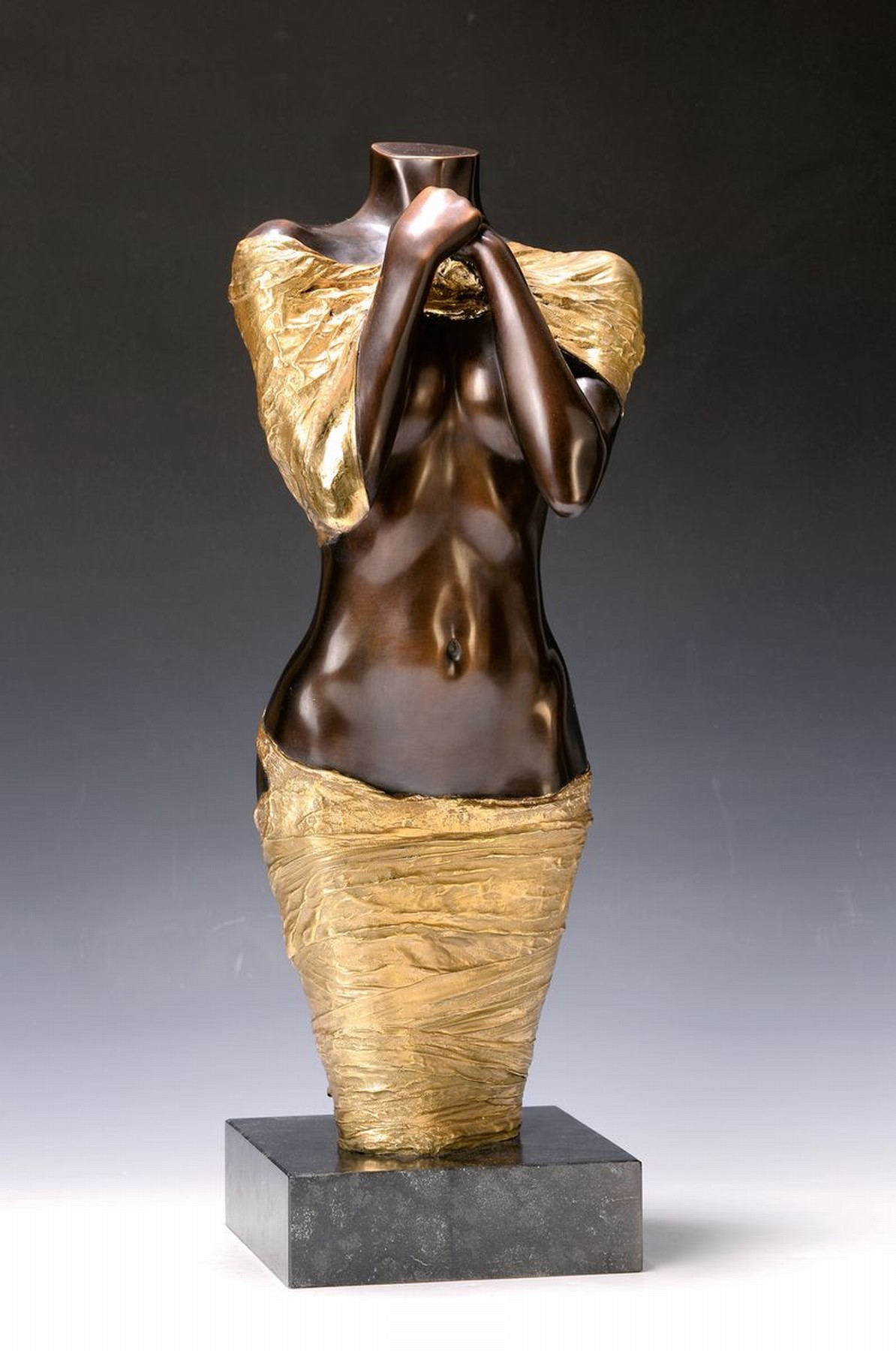 Willi Kissmer, 1951-2018, Bronzeskulptur, weiblicher Torso mit vorne gefalteten Händen, teilvergoldet, sign., num. 9/49, Marmorsockel , Gesamth. ...