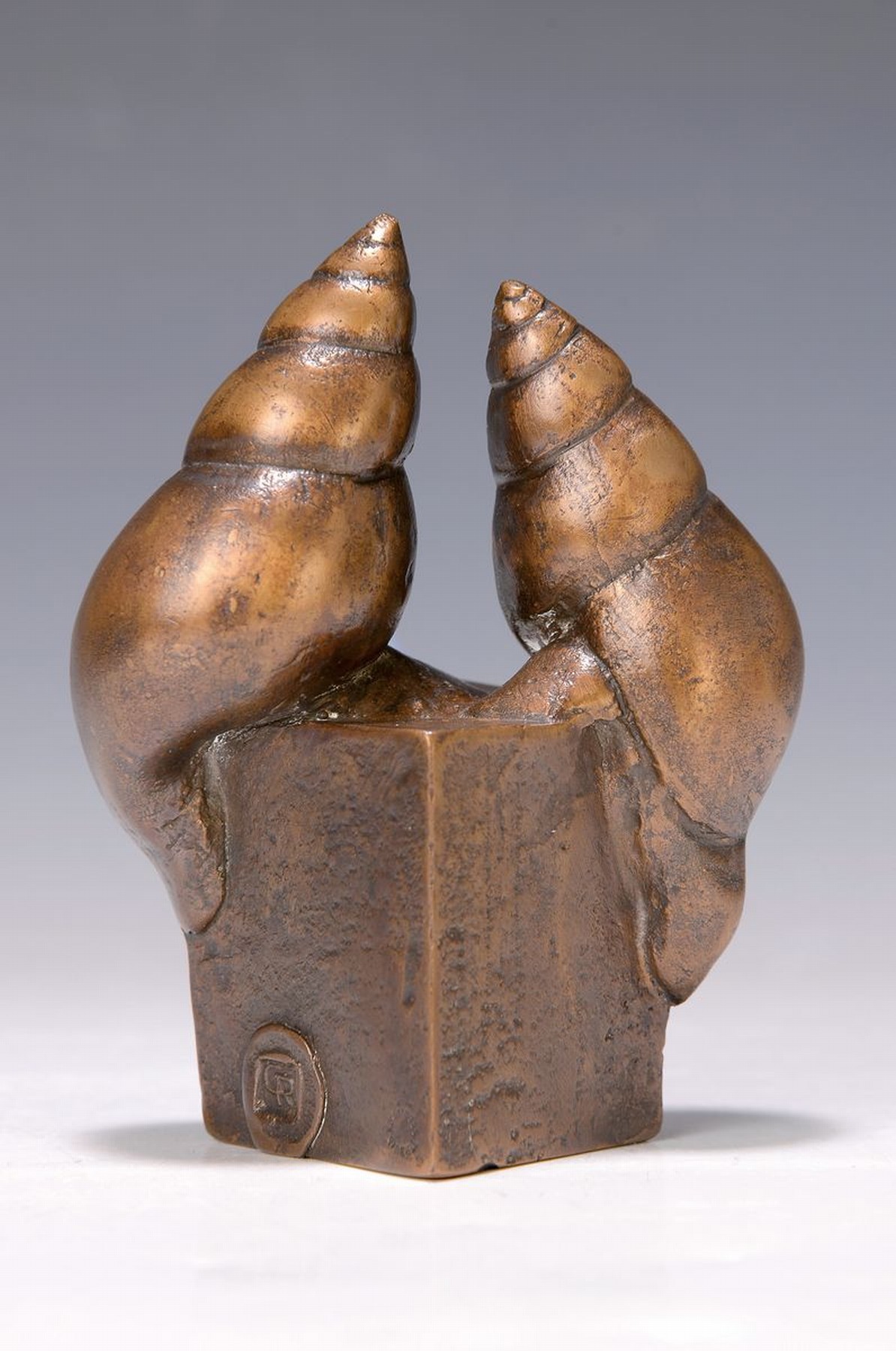 Gernot Rumpf, geb. 1941 Kaiserslautern, Schneckentanz, Bronzefigur, monogrammiert, Gießerstempel, H. ca. 13cm