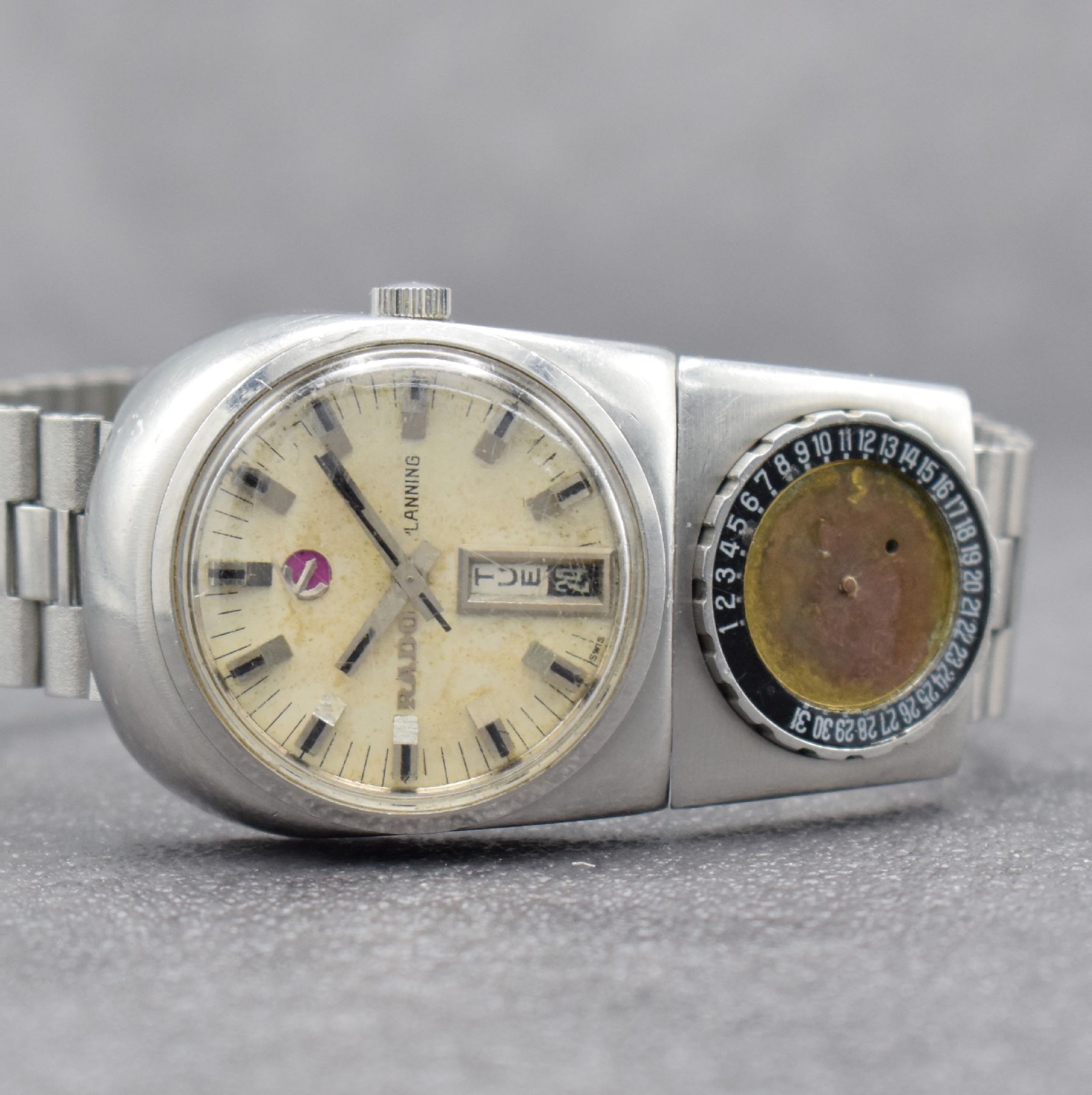Detail a: RADO Planning sehr seltene Herrenarmbanduhr mit Kalender Ref. 11800, Schweiz um 1970, Automatik, massives pultförmiges Gehäuse in Edelstahl, ...
