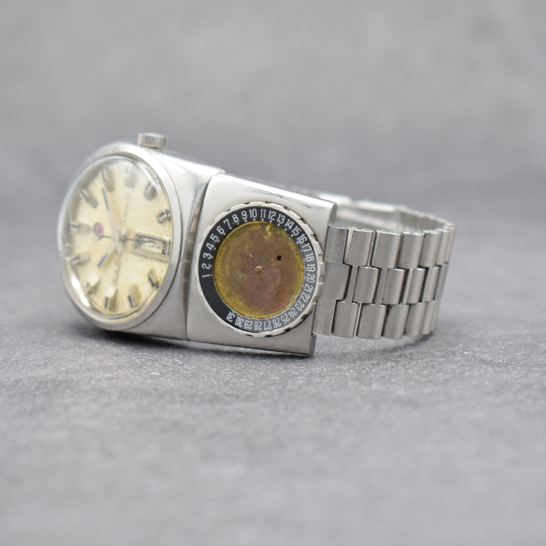 Detail b: RADO Planning sehr seltene Herrenarmbanduhr mit Kalender Ref. 11800, Schweiz um 1970, Automatik, massives pultförmiges Gehäuse in Edelstahl, ...