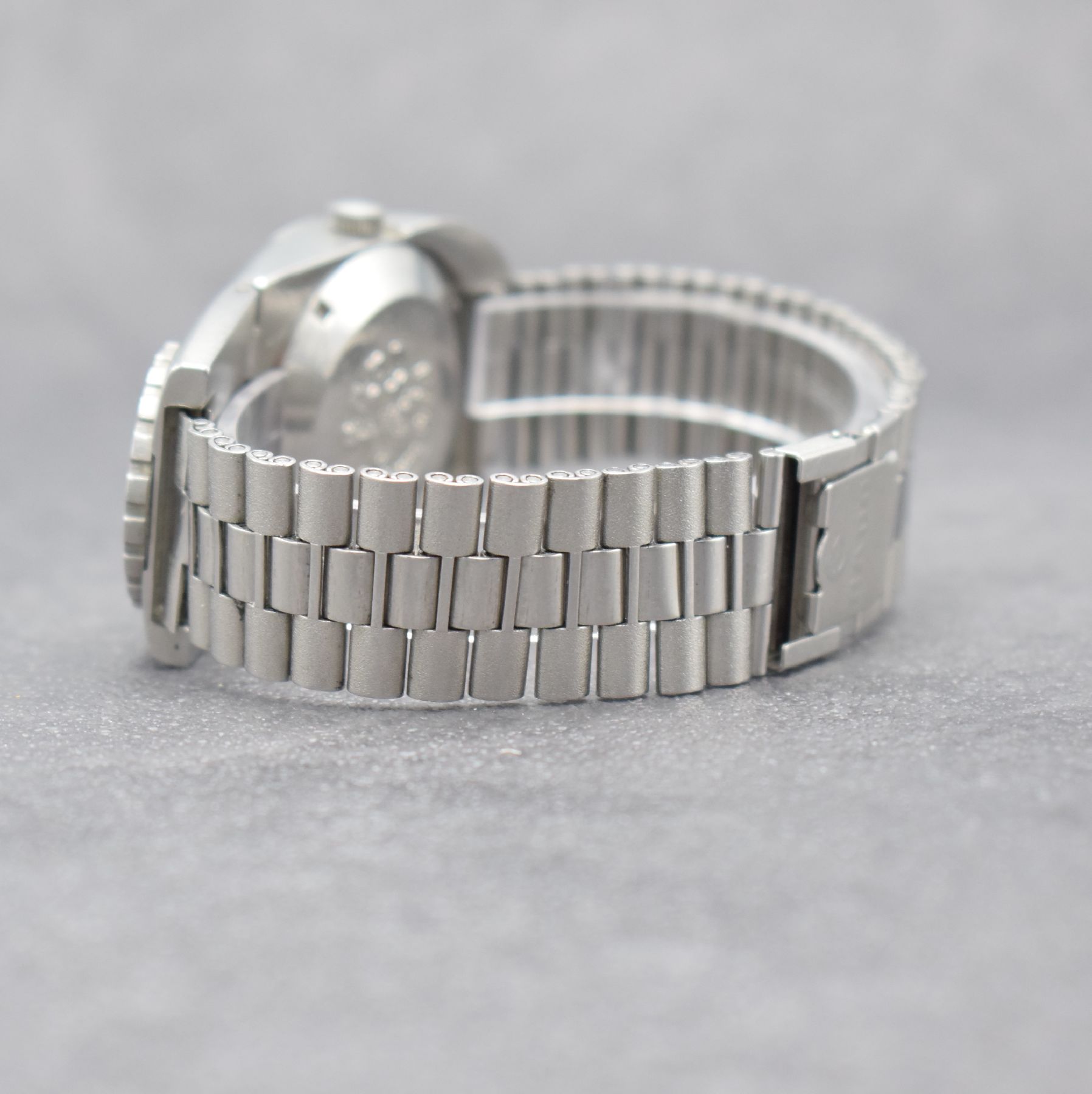 Detail c: RADO Planning sehr seltene Herrenarmbanduhr mit Kalender Ref. 11800, Schweiz um 1970, Automatik, massives pultförmiges Gehäuse in Edelstahl, ...