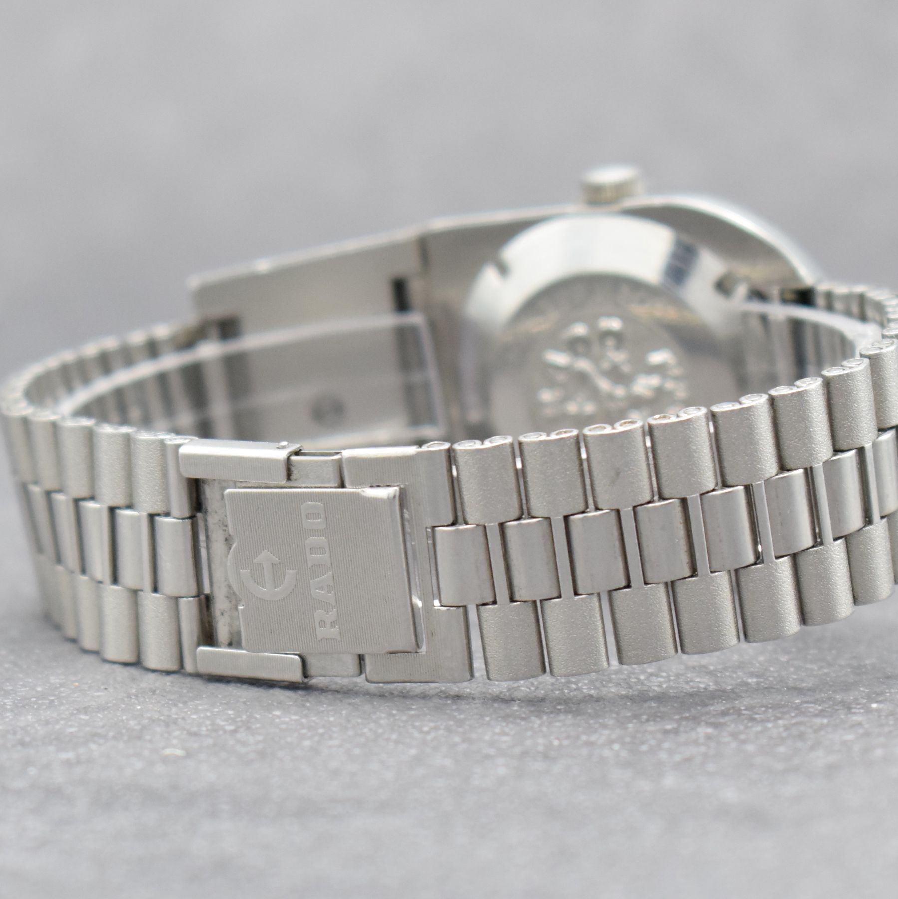Detail d: RADO Planning sehr seltene Herrenarmbanduhr mit Kalender Ref. 11800, Schweiz um 1970, Automatik, massives pultförmiges Gehäuse in Edelstahl, ...