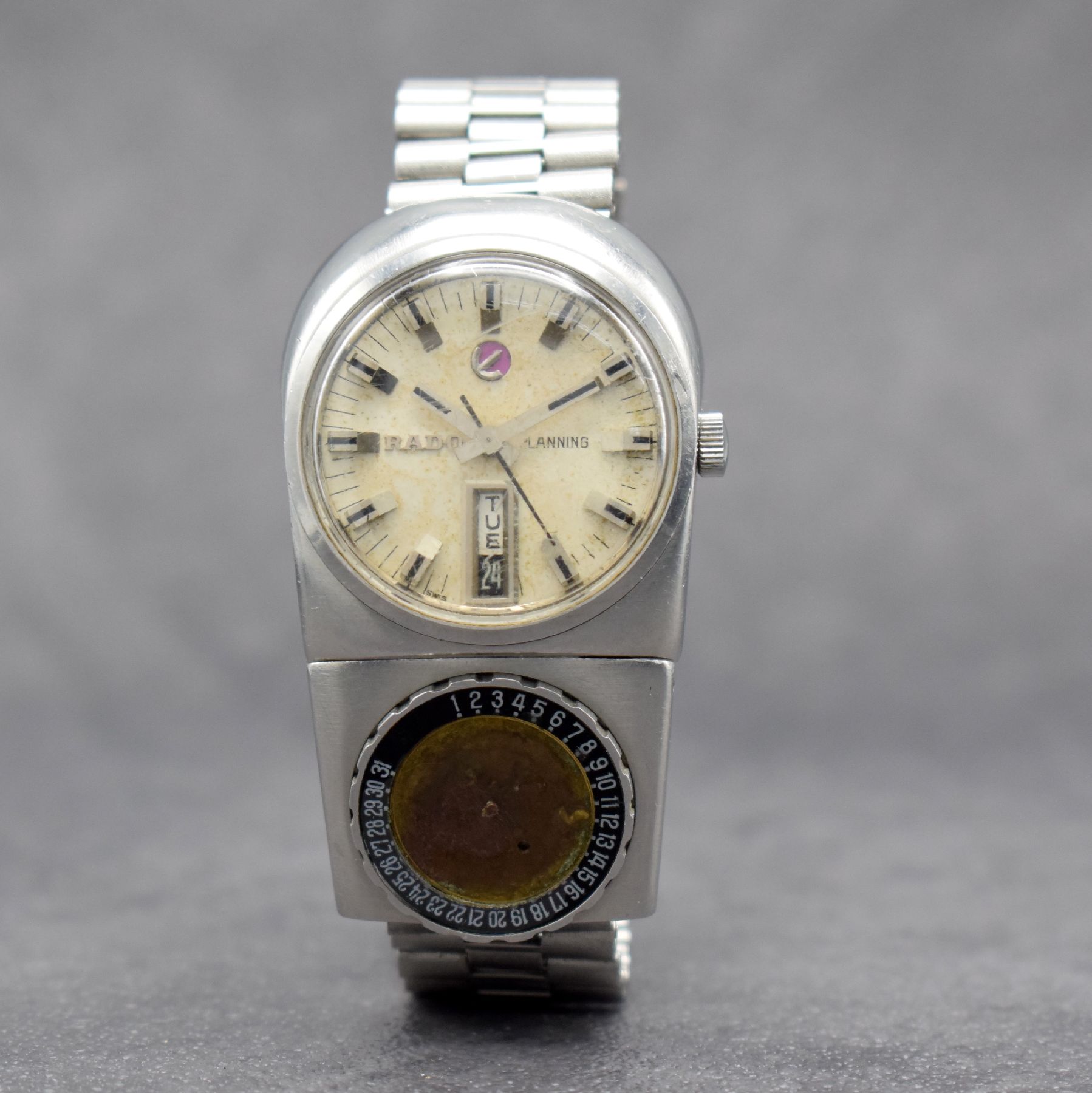 Detail e: RADO Planning sehr seltene Herrenarmbanduhr mit Kalender Ref. 11800, Schweiz um 1970, Automatik, massives pultförmiges Gehäuse in Edelstahl, ...