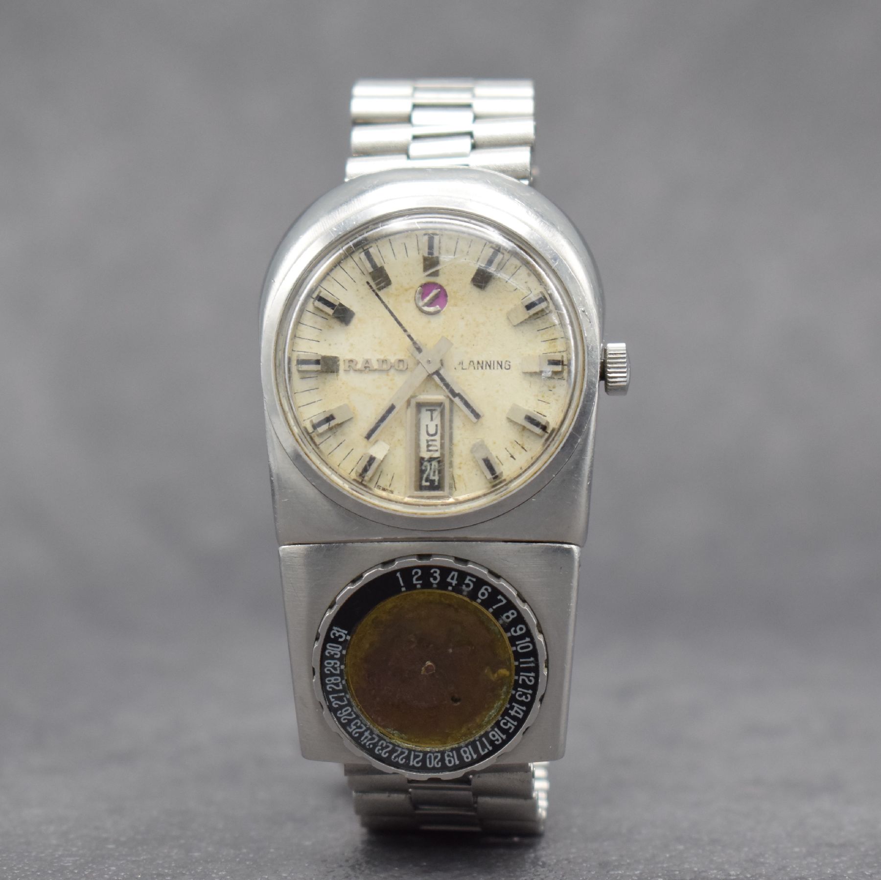 Detail f: RADO Planning sehr seltene Herrenarmbanduhr mit Kalender Ref. 11800, Schweiz um 1970, Automatik, massives pultförmiges Gehäuse in Edelstahl, ...