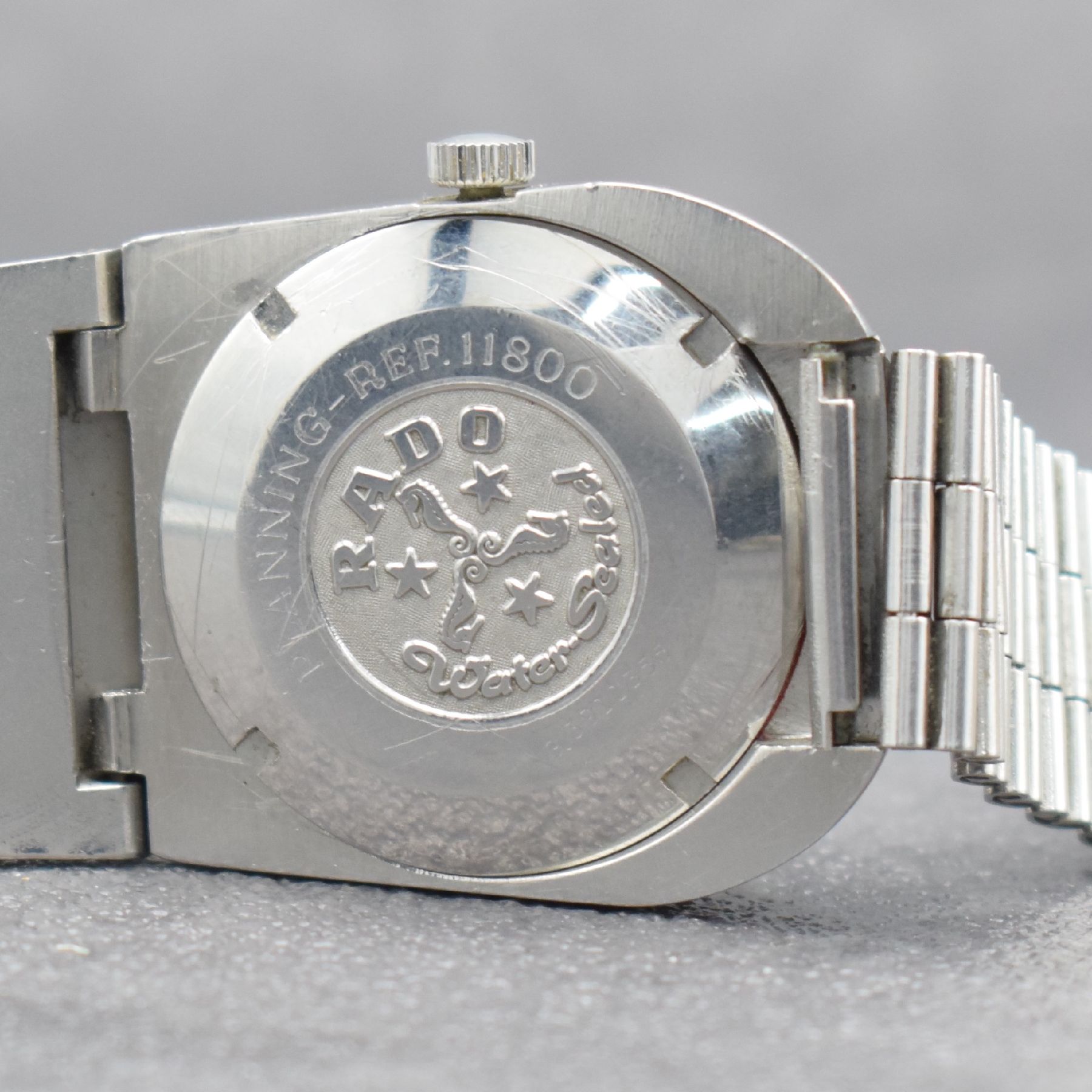 Detail g: RADO Planning sehr seltene Herrenarmbanduhr mit Kalender Ref. 11800, Schweiz um 1970, Automatik, massives pultförmiges Gehäuse in Edelstahl, ...