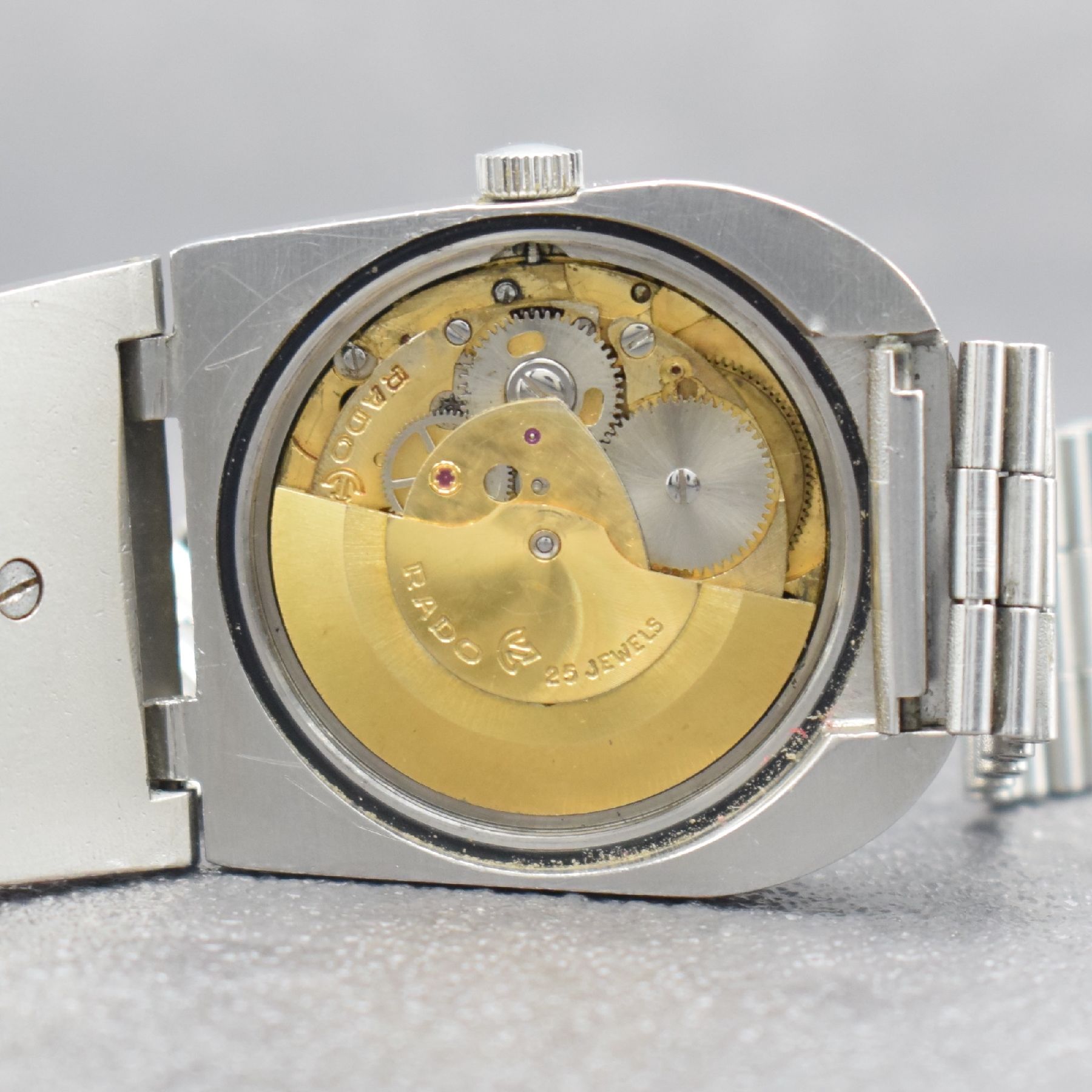 Detail h: RADO Planning sehr seltene Herrenarmbanduhr mit Kalender Ref. 11800, Schweiz um 1970, Automatik, massives pultförmiges Gehäuse in Edelstahl, ...