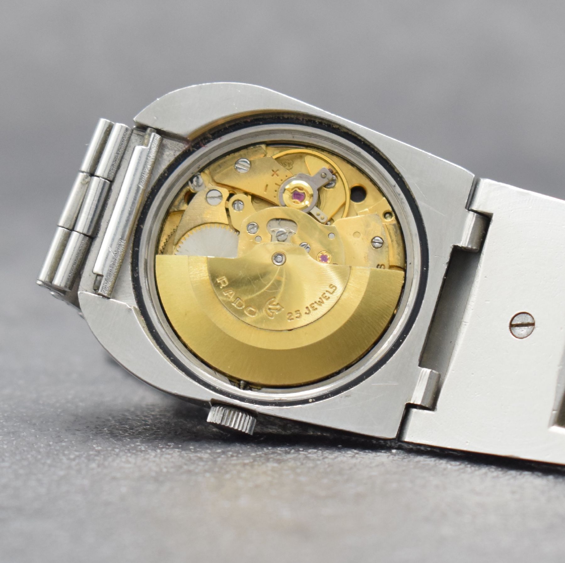 Detail i: RADO Planning sehr seltene Herrenarmbanduhr mit Kalender Ref. 11800, Schweiz um 1970, Automatik, massives pultförmiges Gehäuse in Edelstahl, ...