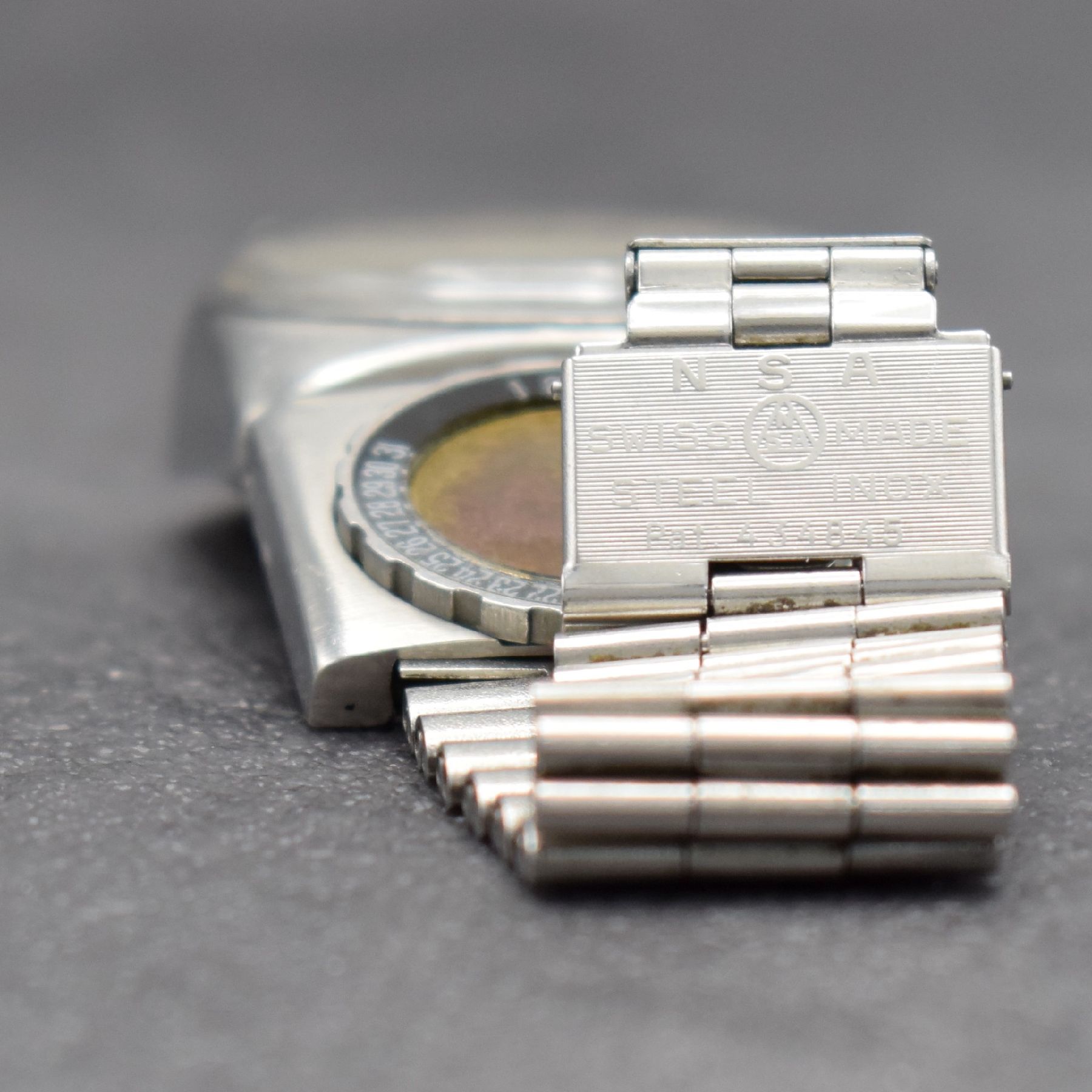 Detail l: RADO Planning sehr seltene Herrenarmbanduhr mit Kalender Ref. 11800, Schweiz um 1970, Automatik, massives pultförmiges Gehäuse in Edelstahl, ...