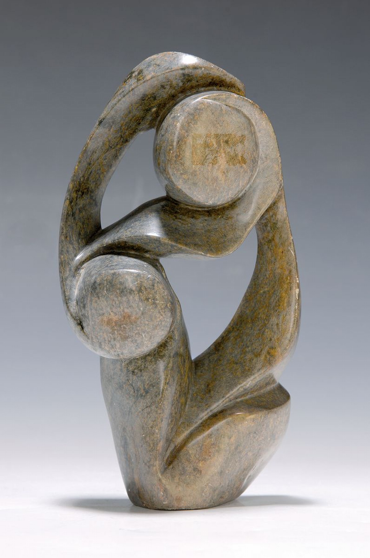 Taso, griechischer Bildhauer, Skulptur, abstrahierte menschliche Figur, grau-brauner Speckstein, sign., lt. best., H. ca. 25 cm