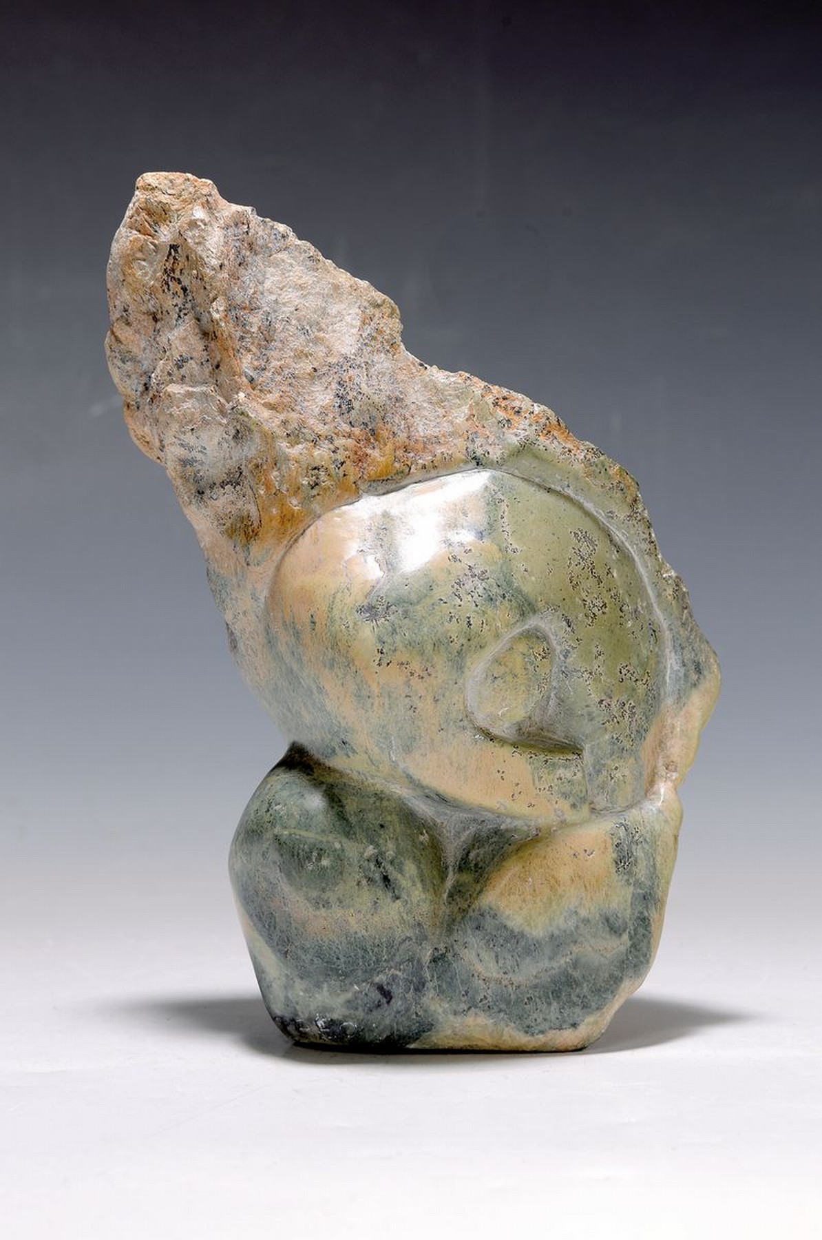 Taso, griechischer Bildhauer, Skulptur, abstrakte Figur, z.T. in non-finito, sign., türkis-cremefarbener Speckstein, Alterssp., H.ca. 21 cm
