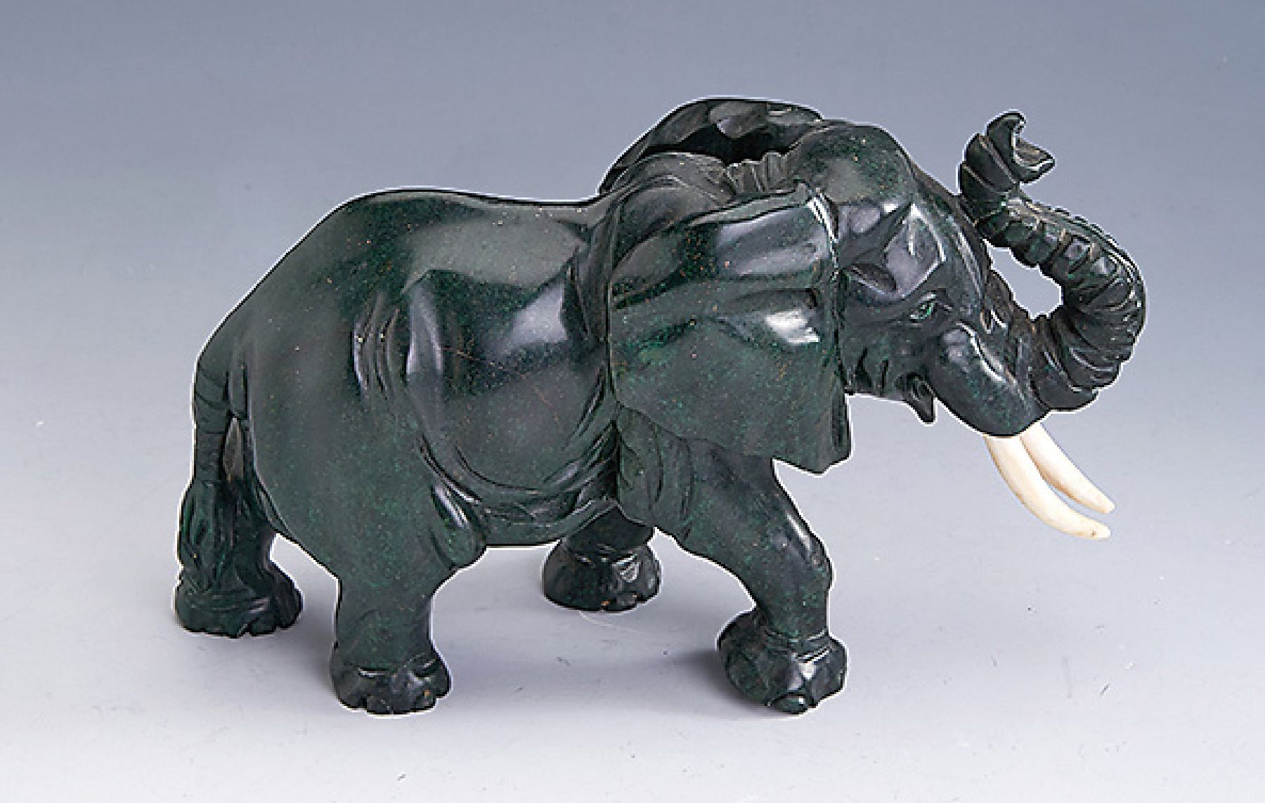 Skulptur "Elefant" aus Nephrit, naturalistische Darstellung eines schreitenden Elefanten, det. Ausarbeitung, Betonung der Kraft und ...