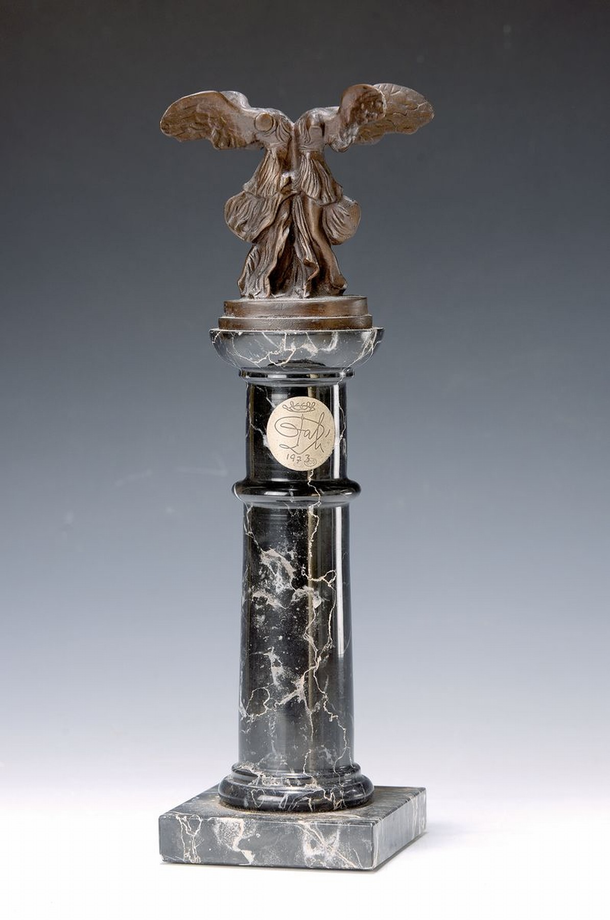 Salvador Dali, 1904 - 1988, Bronzeskulptur, "Double victoire de Samothrace", auf der Plinthe signiert und num. B 104, Silber Medaillon mit ...