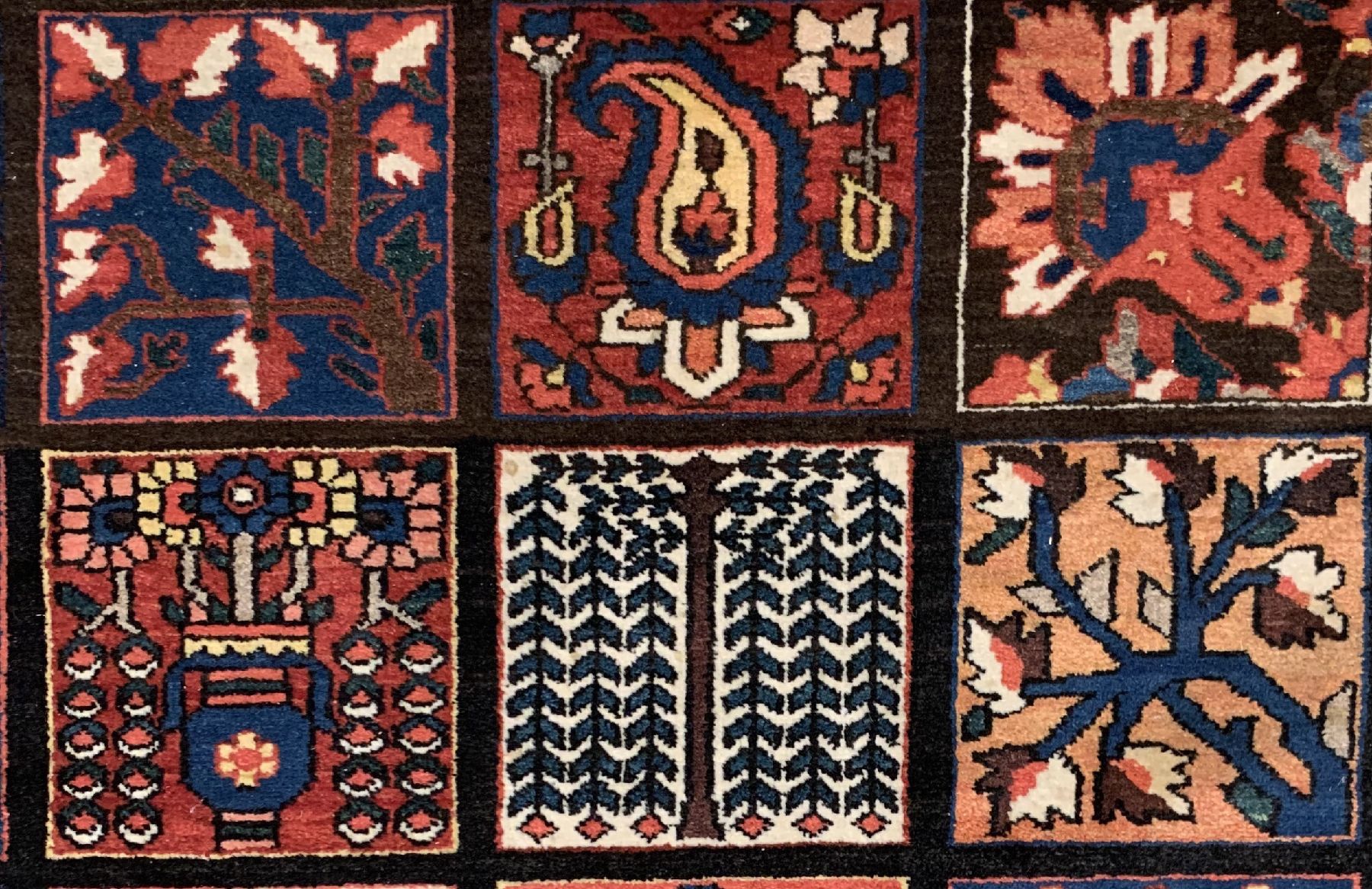 Detail c: Bachtiar alt, Persien, um 1950, Wolle auf Baumwolle, ca. 364 x 261 cm, EHZ: 2