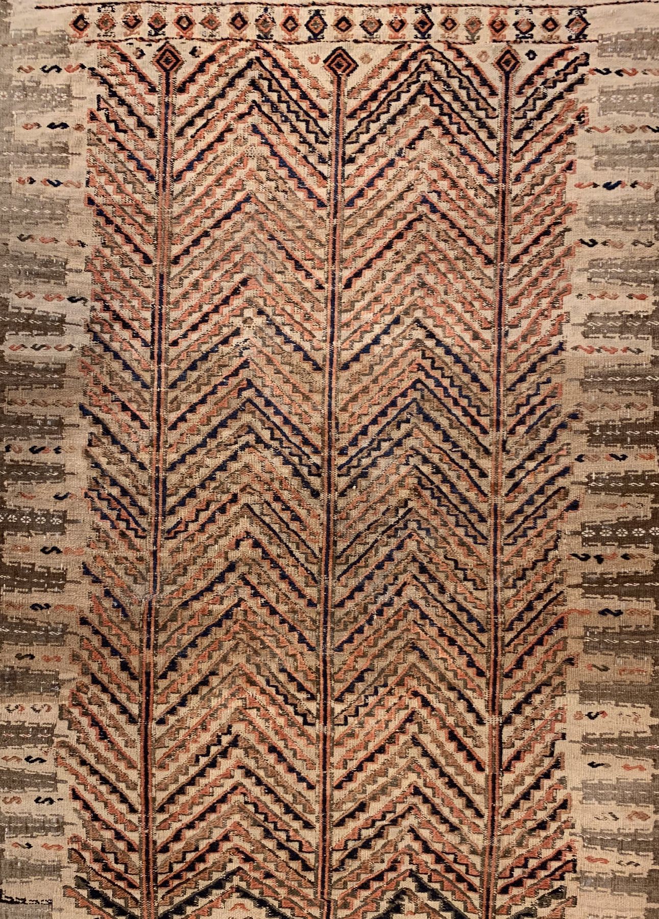 Detail a: Belutsch Sofreh antik, Persien, um 1900, Wolle gewebt auf Wolle, ca. 130 x 75 cm, EHZ: 2(guter Zustand).