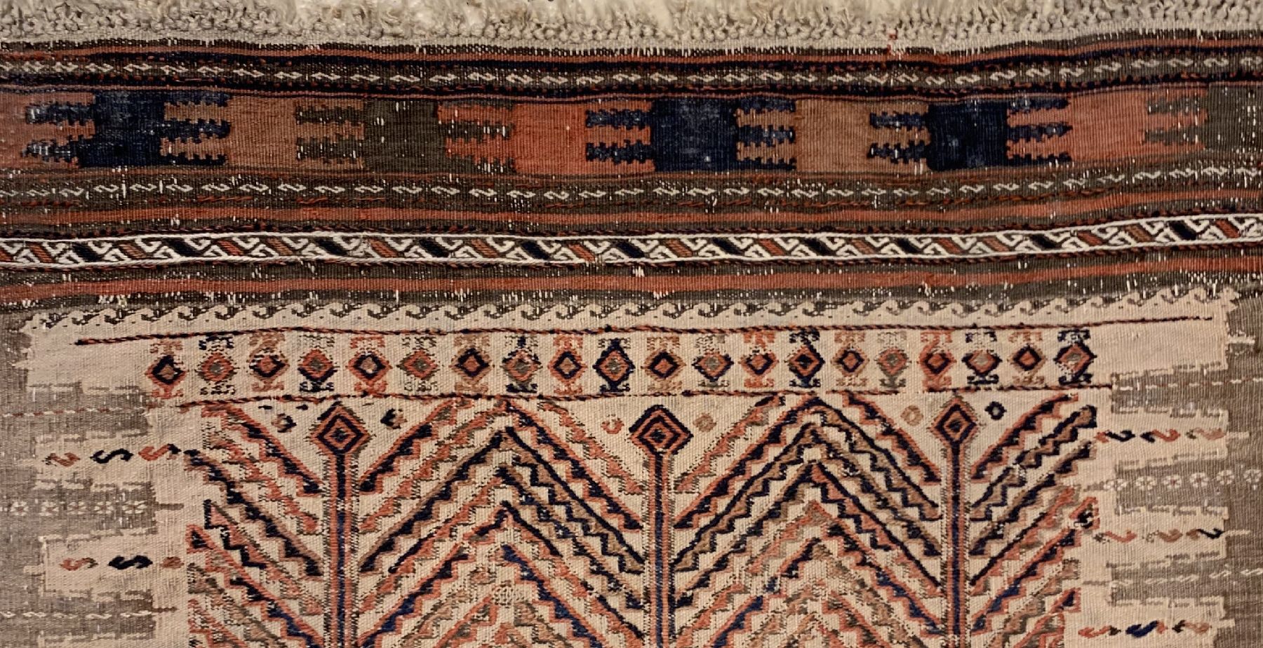Detail b: Belutsch Sofreh antik, Persien, um 1900, Wolle gewebt auf Wolle, ca. 130 x 75 cm, EHZ: 2(guter Zustand).