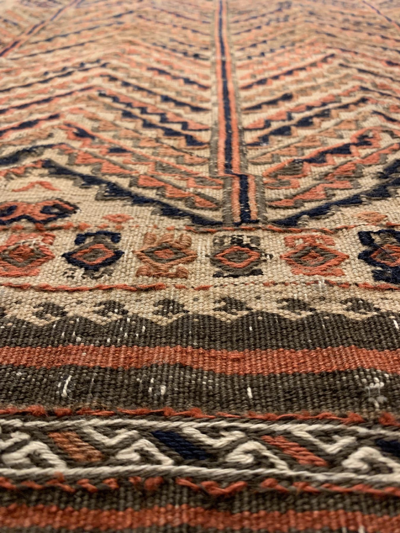 Detail c: Belutsch Sofreh antik, Persien, um 1900, Wolle gewebt auf Wolle, ca. 130 x 75 cm, EHZ: 2(guter Zustand).