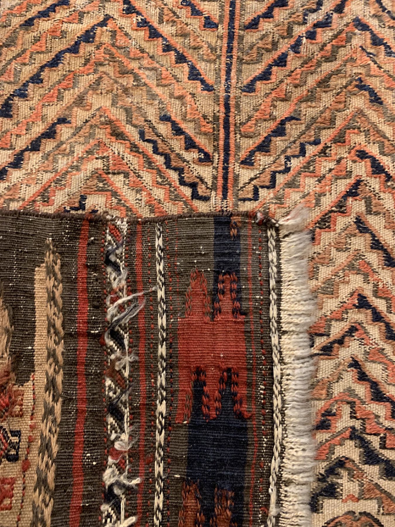 Detail e: Belutsch Sofreh antik, Persien, um 1900, Wolle gewebt auf Wolle, ca. 130 x 75 cm, EHZ: 2(guter Zustand).