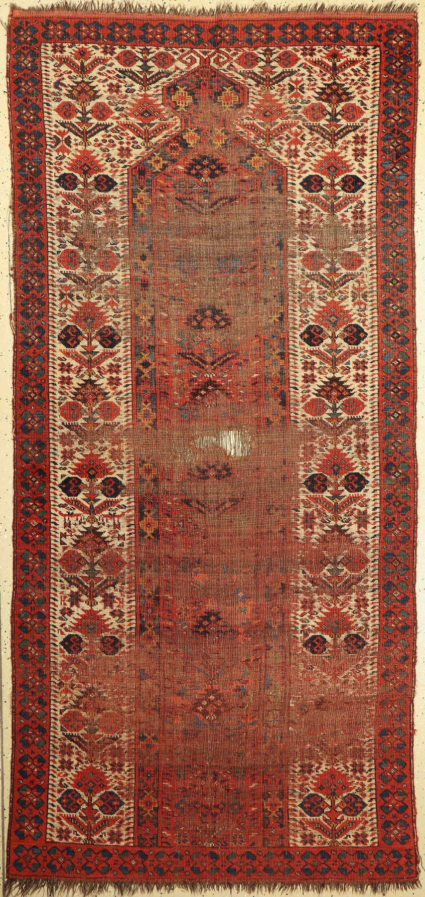 Beschir Engsi antik, Turkmenistan, mitte 19. Jhd, Wolle geknüpft auf Wolle, ca. 246 x 116 cm, (starke Alters-und Gebrauchsspuren)