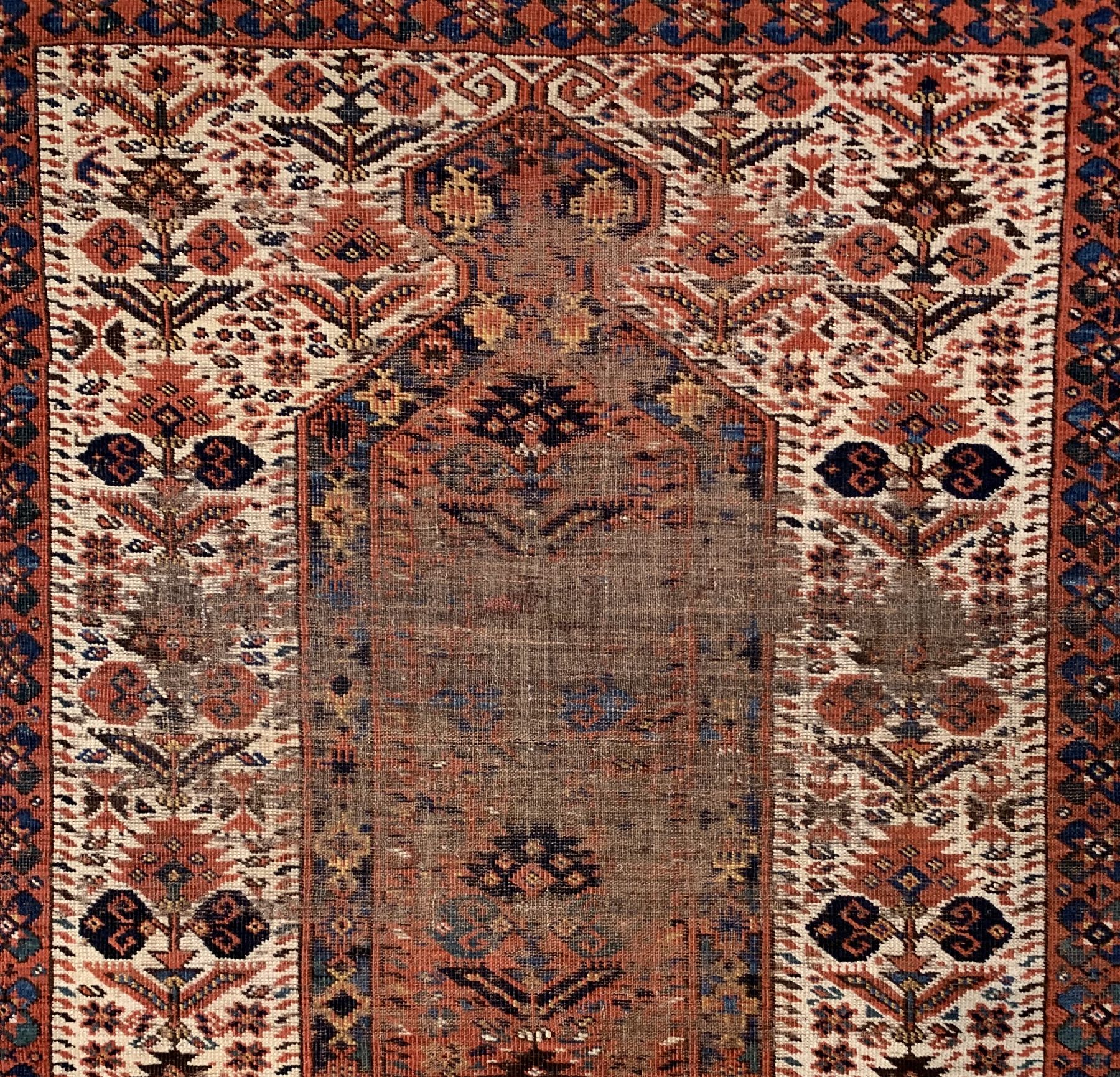 Detail a: Beschir Engsi antik, Turkmenistan, mitte 19. Jhd, Wolle geknüpft auf Wolle, ca. 246 x 116 cm, (starke Alters-und Gebrauchsspuren)