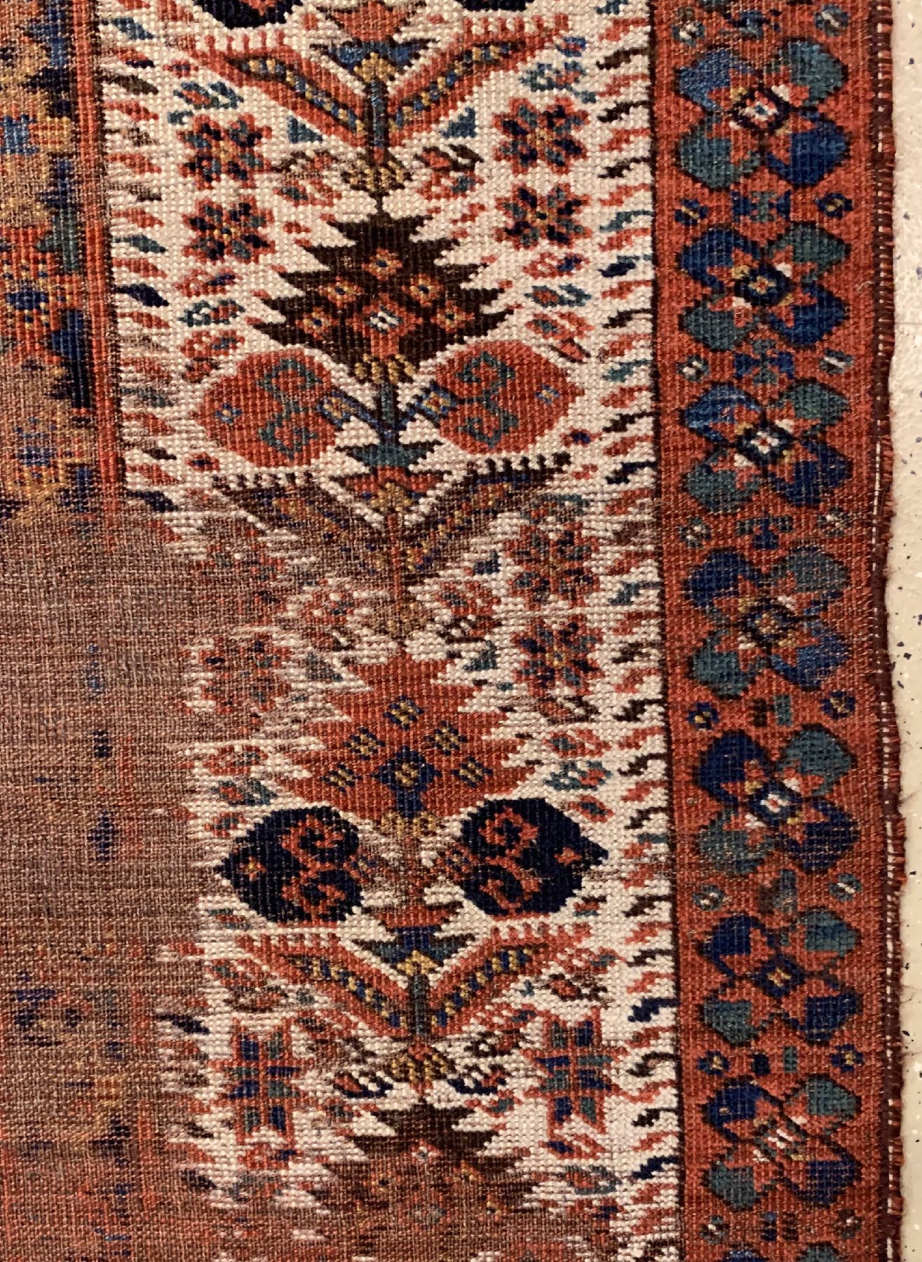 Detail b: Beschir Engsi antik, Turkmenistan, mitte 19. Jhd, Wolle geknüpft auf Wolle, ca. 246 x 116 cm, (starke Alters-und Gebrauchsspuren)