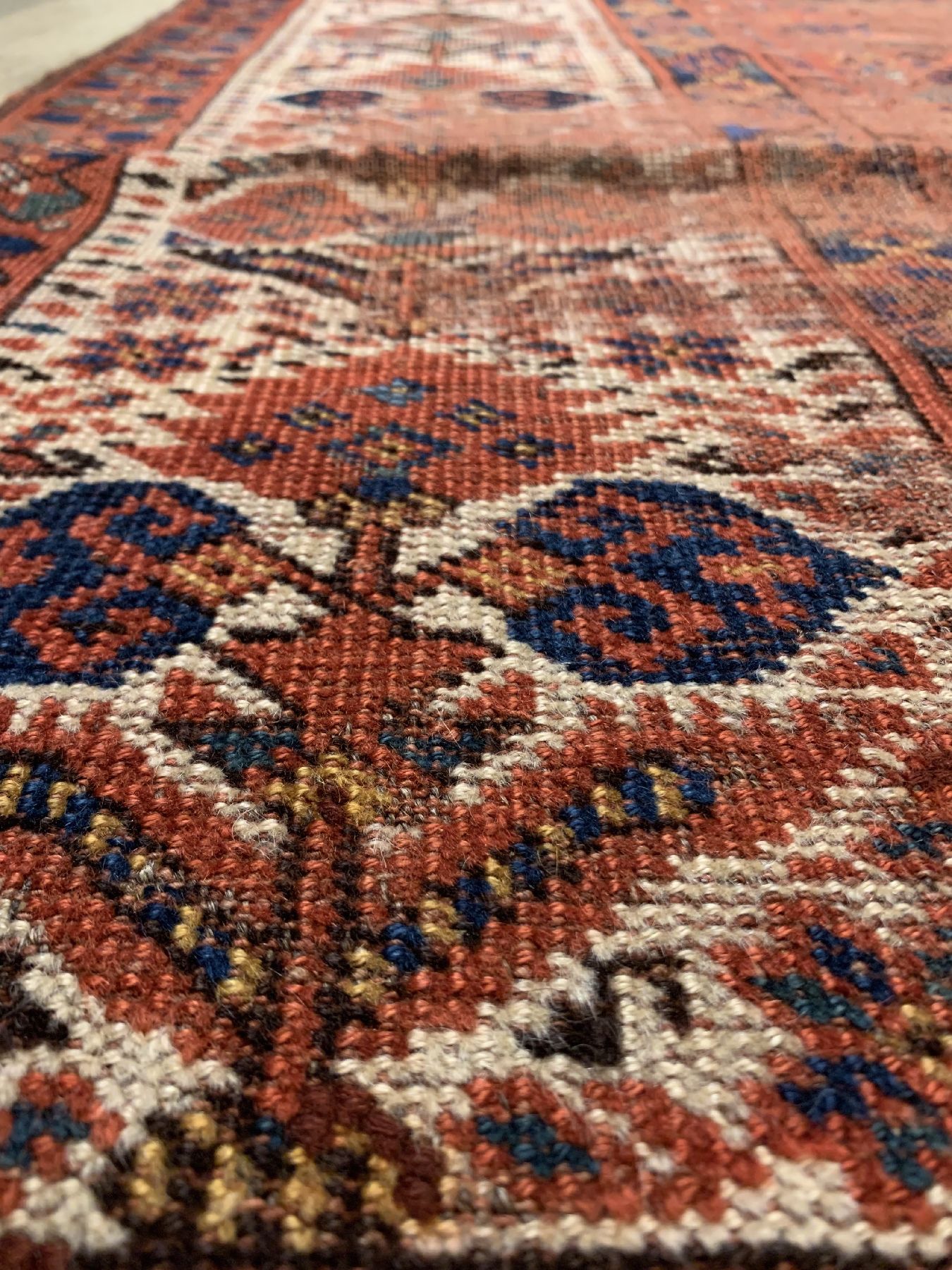 Detail c: Beschir Engsi antik, Turkmenistan, mitte 19. Jhd, Wolle geknüpft auf Wolle, ca. 246 x 116 cm, (starke Alters-und Gebrauchsspuren)