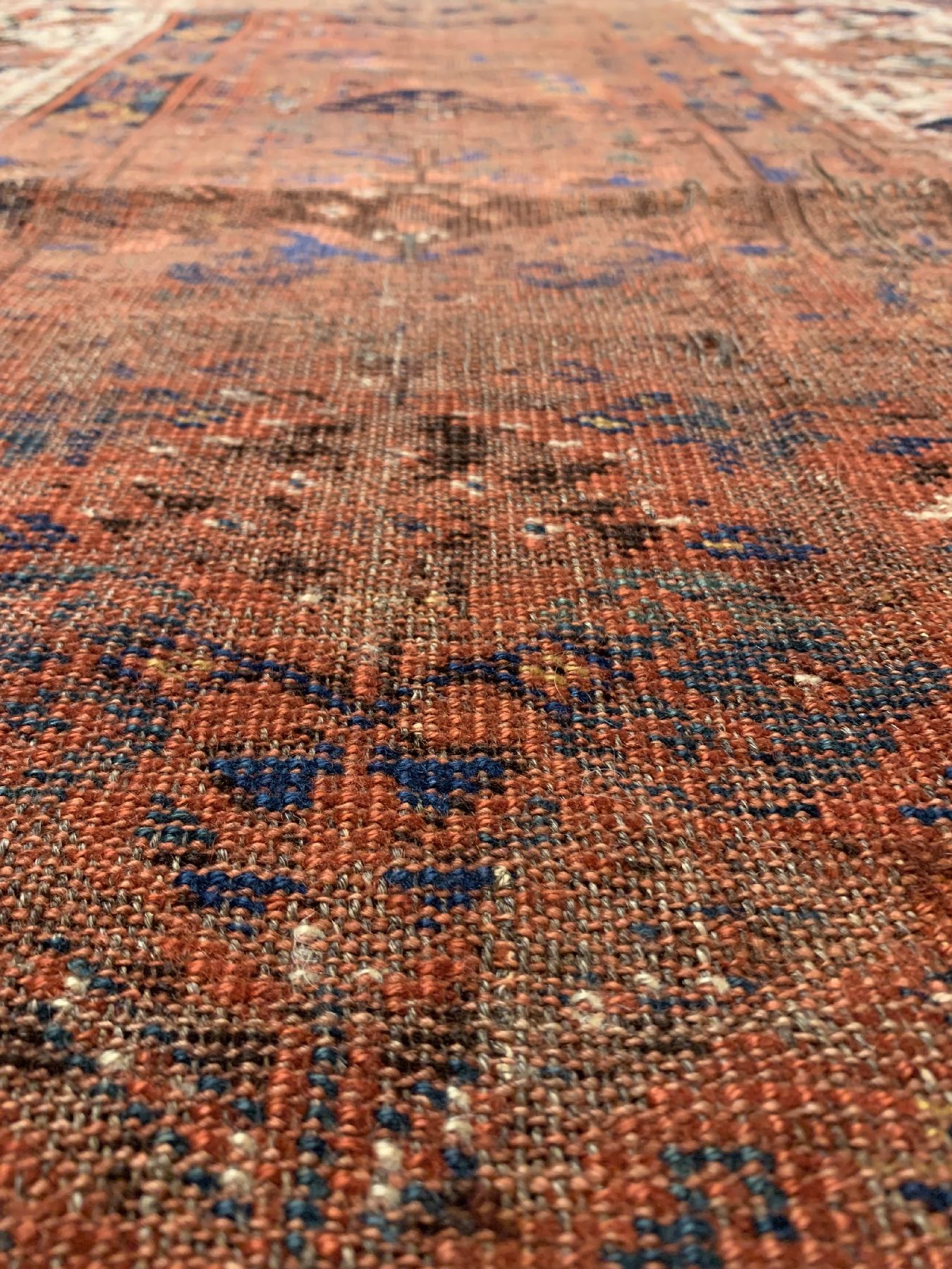 Detail d: Beschir Engsi antik, Turkmenistan, mitte 19. Jhd, Wolle geknüpft auf Wolle, ca. 246 x 116 cm, (starke Alters-und Gebrauchsspuren)