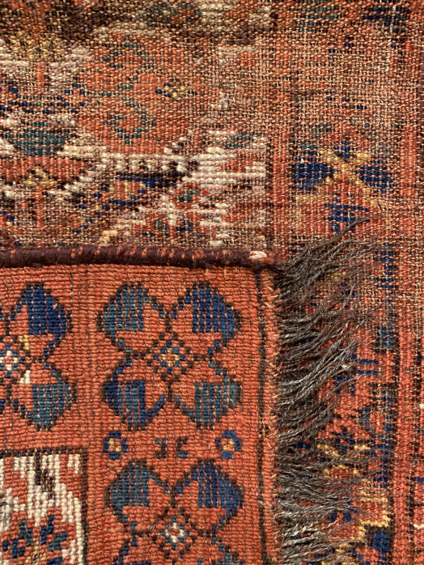 Detail e: Beschir Engsi antik, Turkmenistan, mitte 19. Jhd, Wolle geknüpft auf Wolle, ca. 246 x 116 cm, (starke Alters-und Gebrauchsspuren)