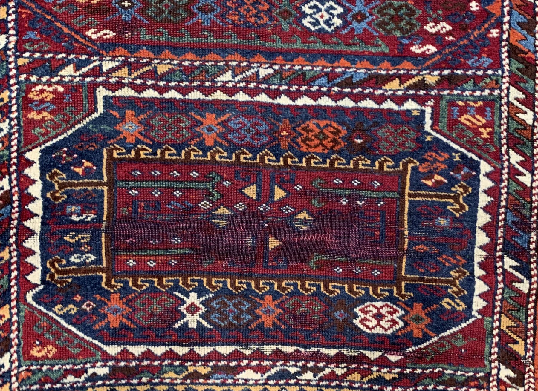 Detail b: Kurdischer Dorfteppich, Türkei, Ende 19 Jhd, Wolle geknüpft auf Wolle, ca, 179 x 119 cm, EHZ: 3