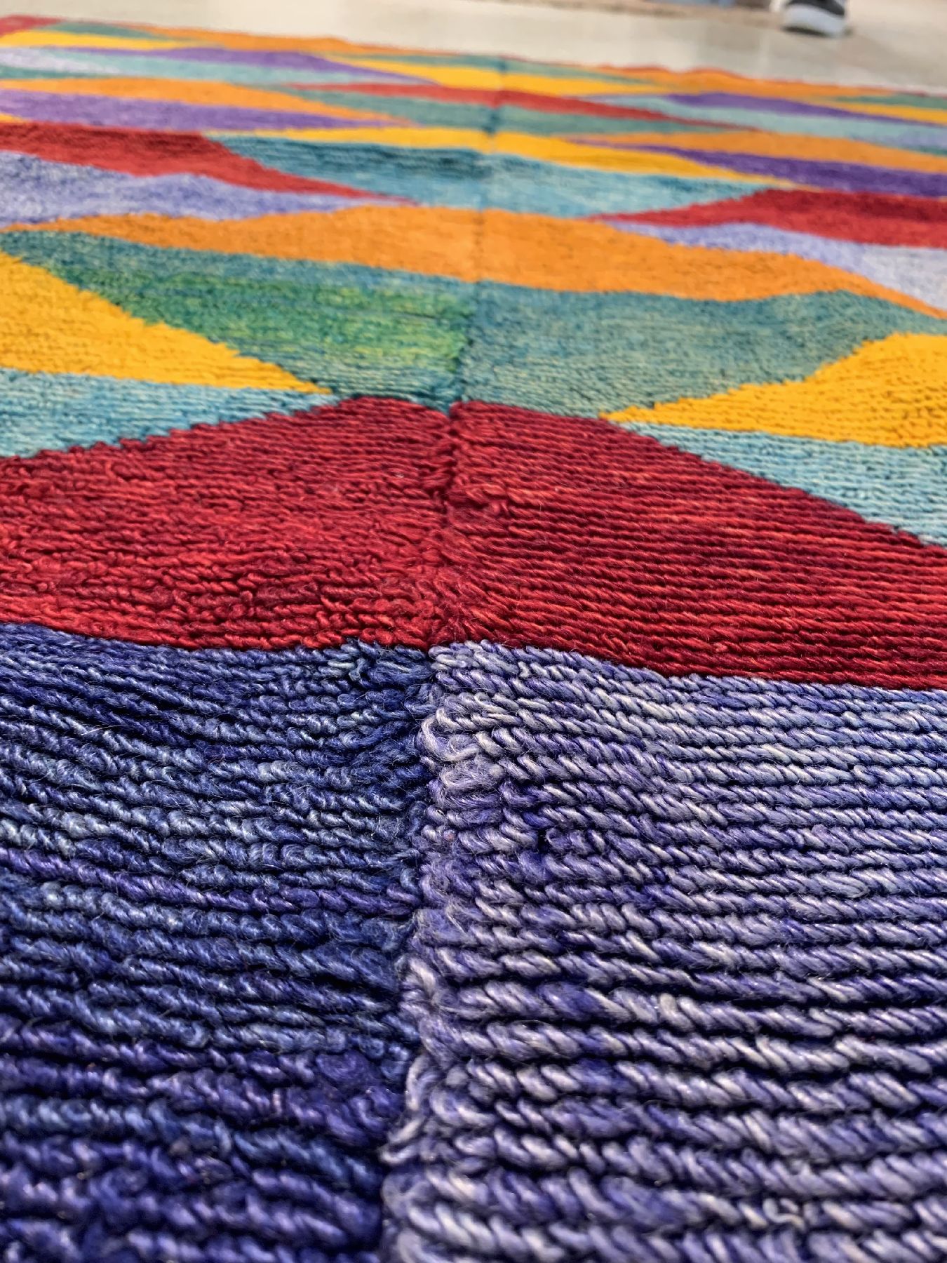 Detail c: Hirtenteppich, Türkei, um 1940, Wolle auf geknüpft auf Wolle, ca. 124 x 104 cm, EHZ: 2 (guter Zustand).Zweibahnig