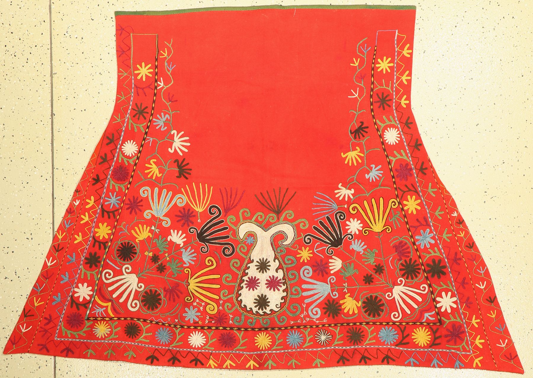 Lakai Pferdedecke, Uzbekistan, um 1900, Seidenstickerei auf Filz, ca. 173 x 120 cm, EHZ: 2(Fleckig)