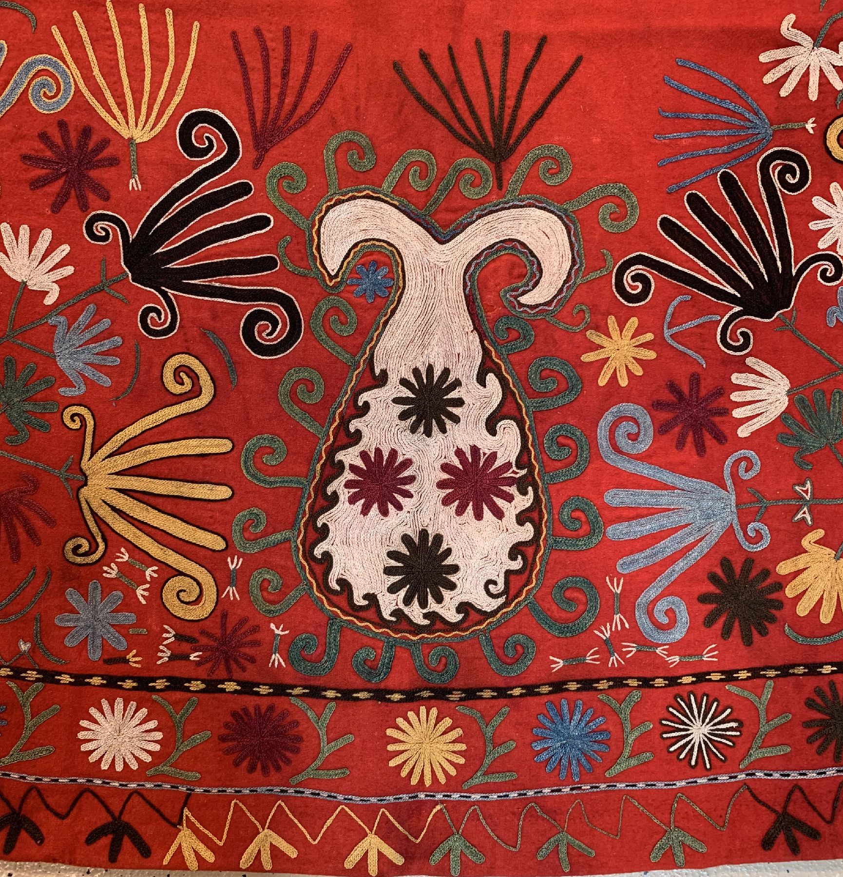 Detail a: Lakai Pferdedecke, Uzbekistan, um 1900, Seidenstickerei auf Filz, ca. 173 x 120 cm, EHZ: 2(Fleckig)