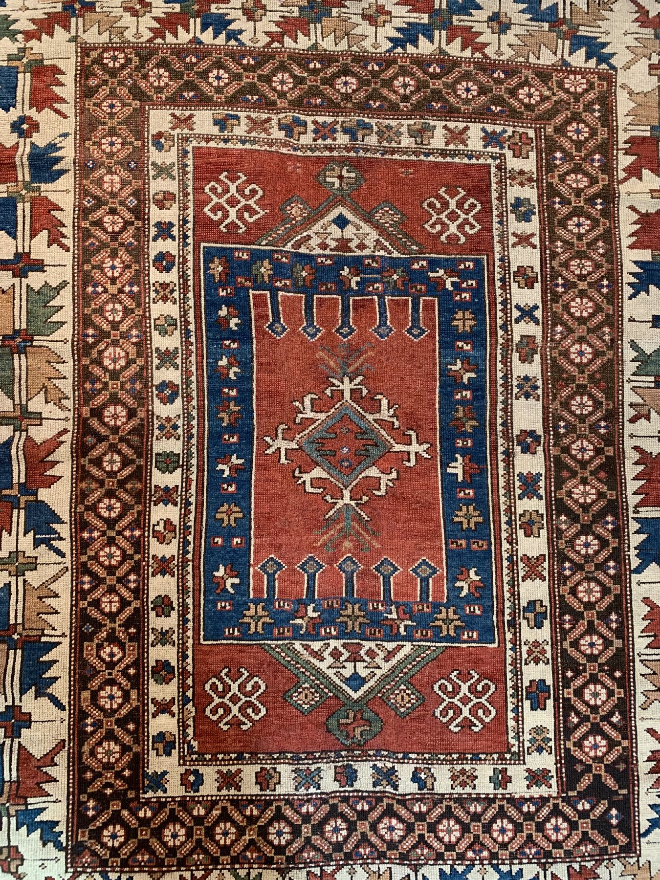 Detail a: Antiker Bergama, Türkei, 19 Jhd., Wolle geknüpft auf Wolle, ca. 186 x 146 cm, EHZ: 4 (Alters- und Gebrauchsspuren).