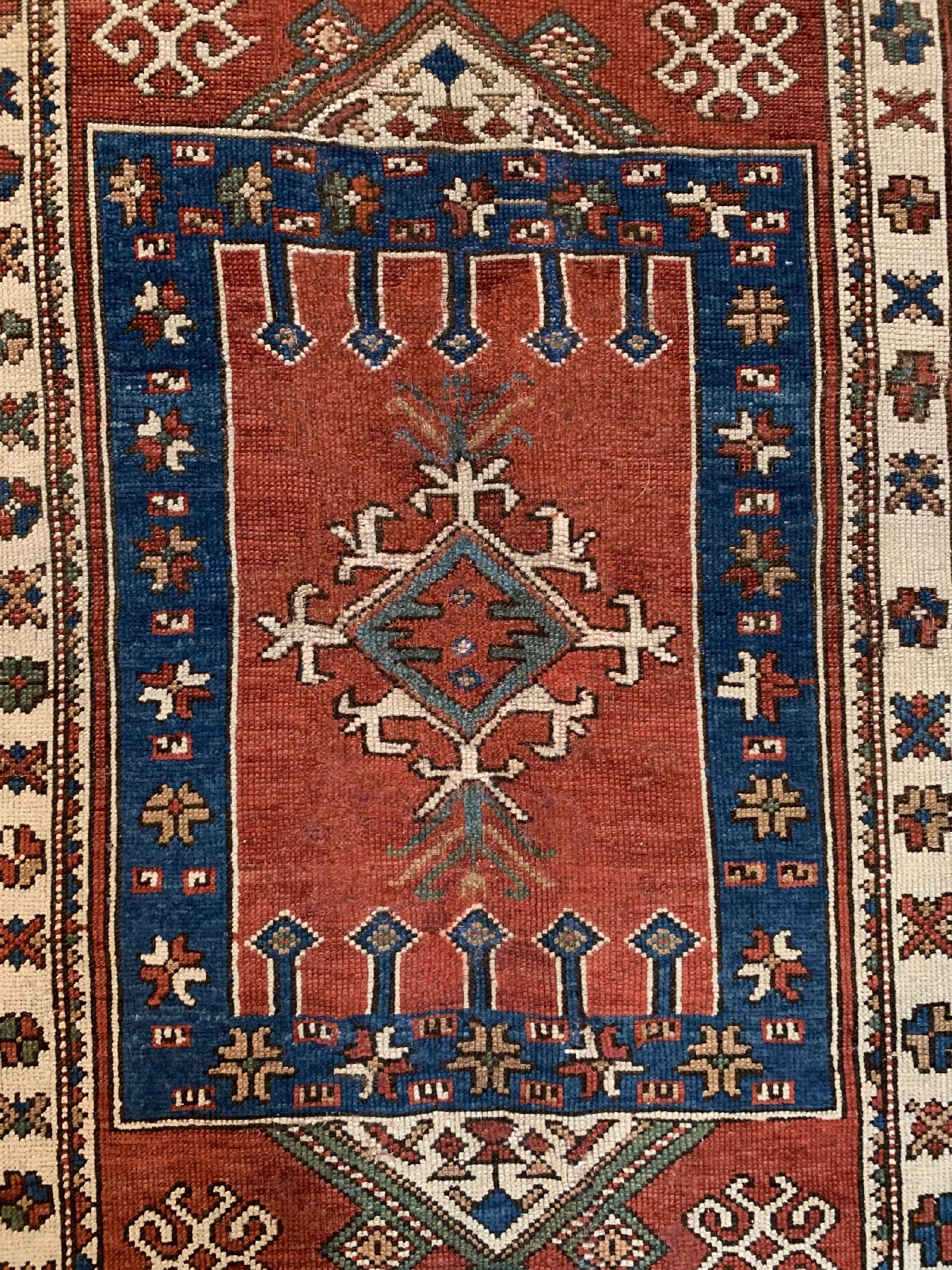 Detail c: Antiker Bergama, Türkei, 19 Jhd., Wolle geknüpft auf Wolle, ca. 186 x 146 cm, EHZ: 4 (Alters- und Gebrauchsspuren).