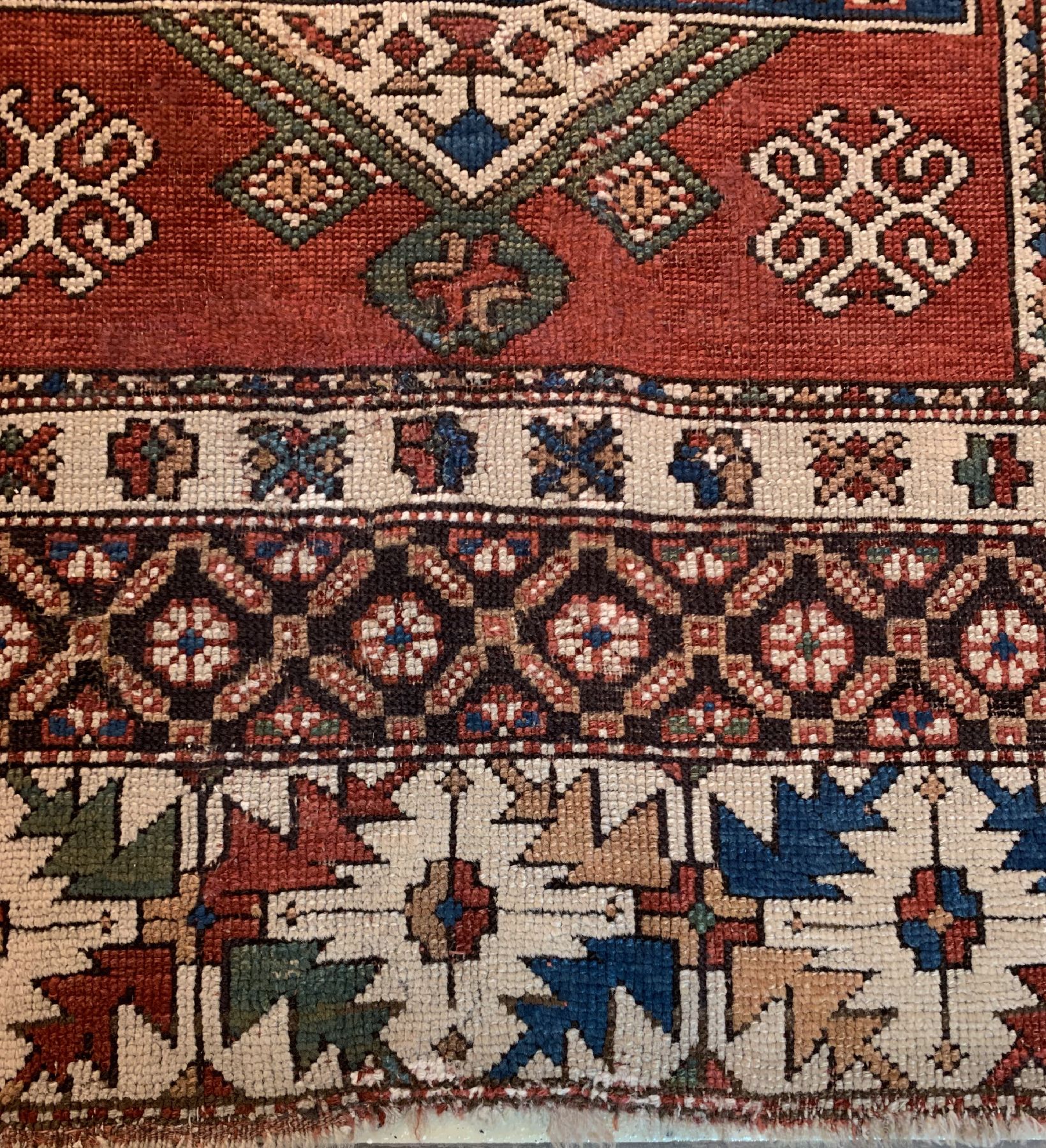 Detail d: Antiker Bergama, Türkei, 19 Jhd., Wolle geknüpft auf Wolle, ca. 186 x 146 cm, EHZ: 4 (Alters- und Gebrauchsspuren).