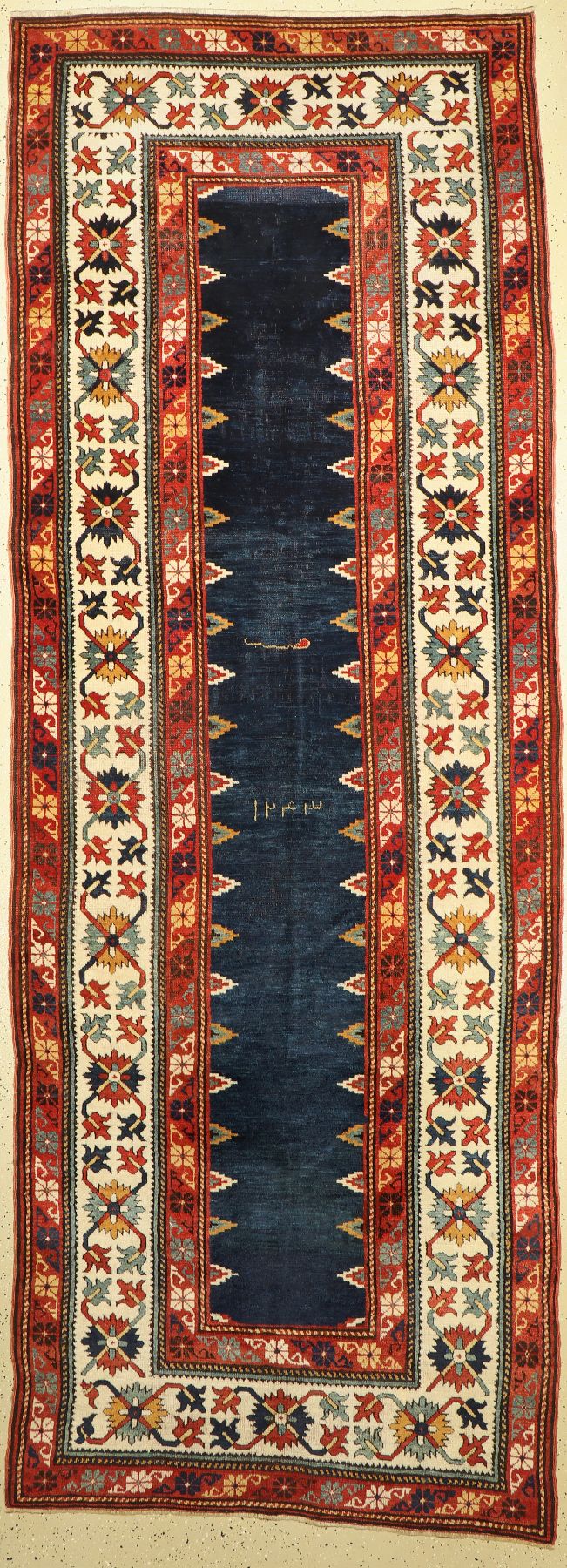 Antiker Talisch Galerie datiert, Kaukasus, datiert 1822, Wolle geknüpft auf Wolle, Blaugrundiger Talisch mit typischem Feld, ca. 355 x 130 cm, ...
