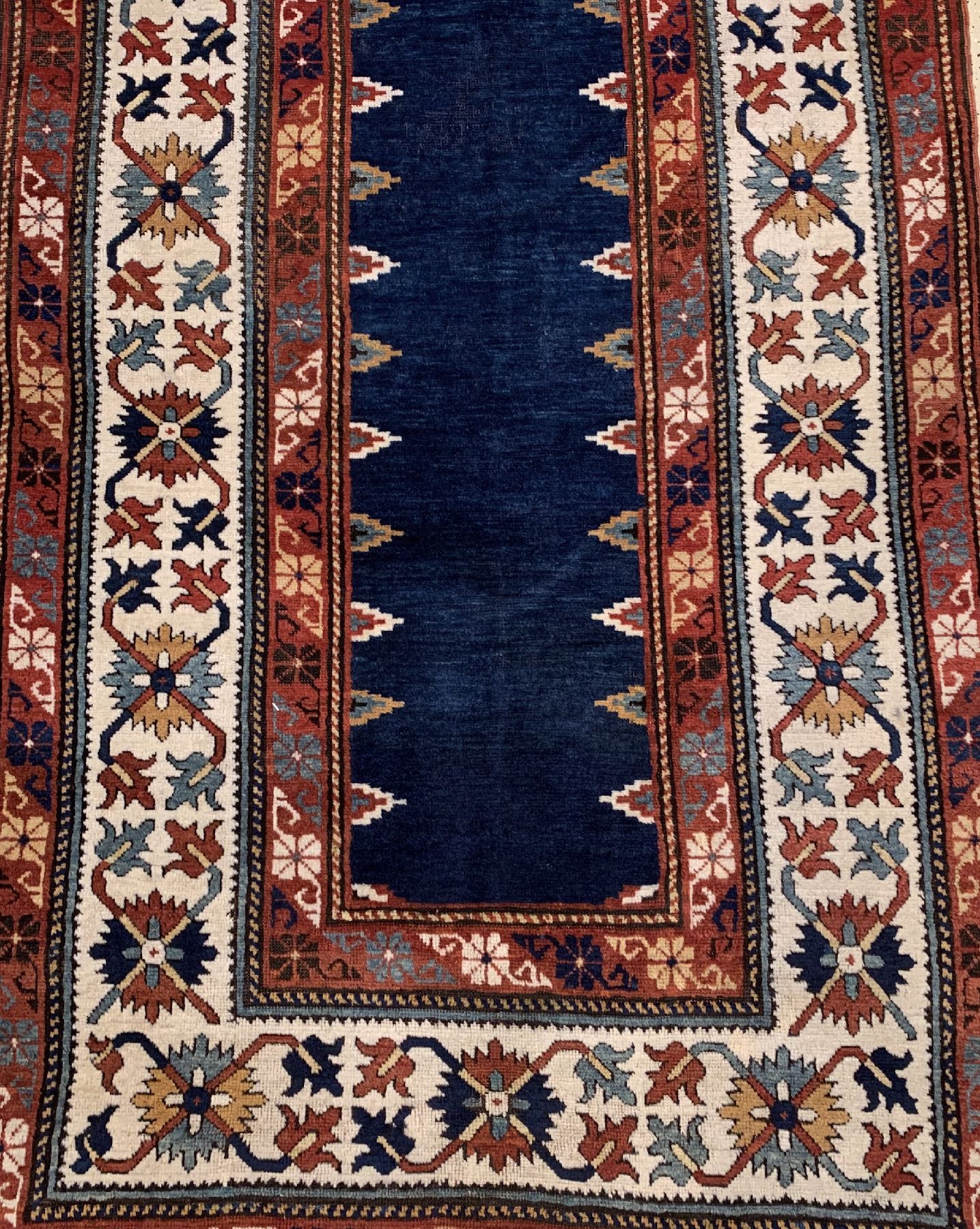 Detail b: Antiker Talisch Galerie datiert, Kaukasus, datiert 1822, Wolle geknüpft auf Wolle, Blaugrundiger Talisch mit typischem Feld, ca. 355 x 130 cm, ...