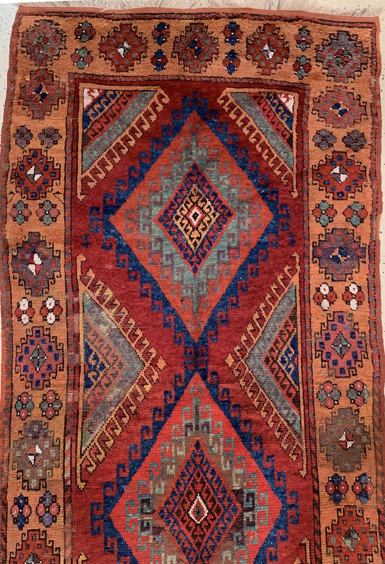 Detail a: Antiker Konya mit seltener, safrangelber Bordüre, Türkei, 19 Jhd., Wolle geknüpft auf Wolle, ca.355 x 125 cm, EHZ: 3,(guter Zustand)