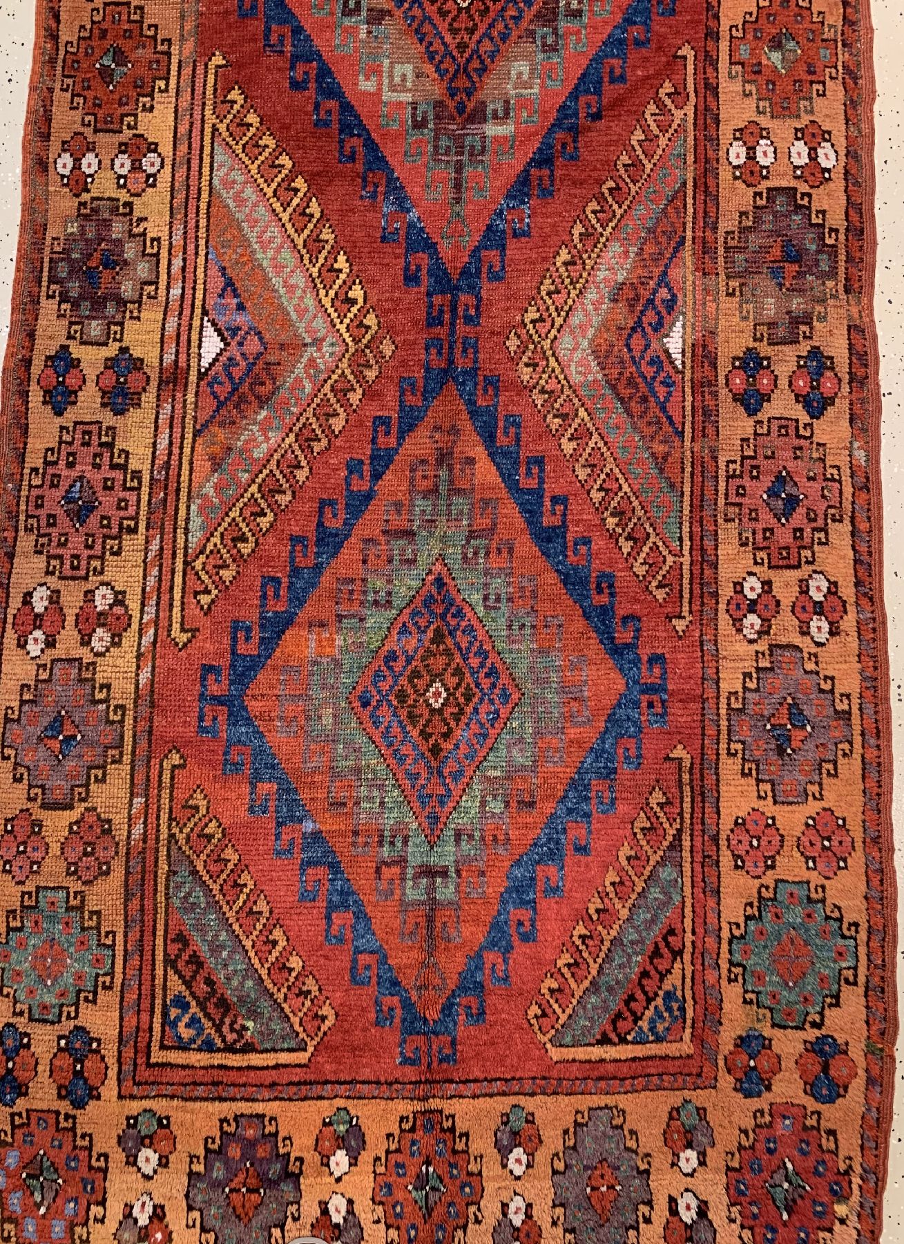 Detail b: Antiker Konya mit seltener, safrangelber Bordüre, Türkei, 19 Jhd., Wolle geknüpft auf Wolle, ca.355 x 125 cm, EHZ: 3,(guter Zustand)