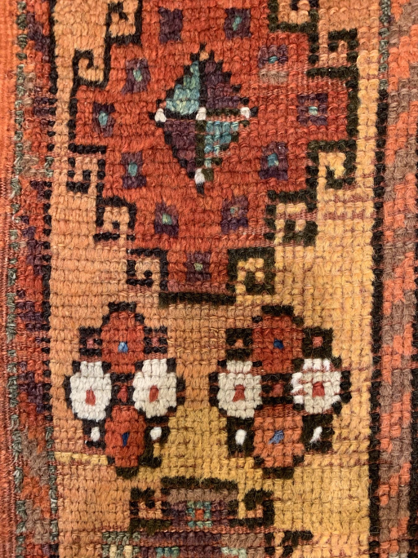 Detail c: Antiker Konya mit seltener, safrangelber Bordüre, Türkei, 19 Jhd., Wolle geknüpft auf Wolle, ca.355 x 125 cm, EHZ: 3,(guter Zustand)