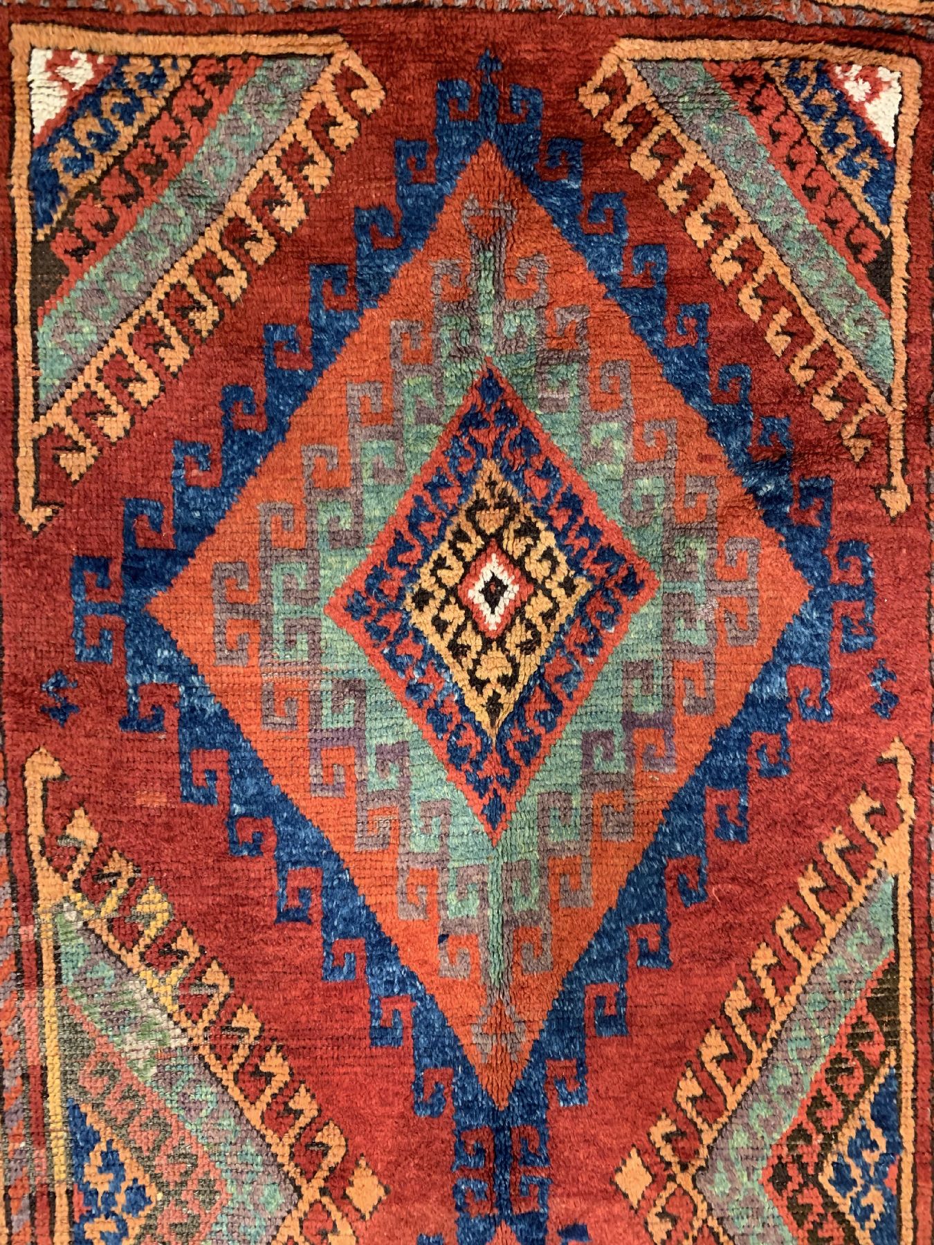 Detail d: Antiker Konya mit seltener, safrangelber Bordüre, Türkei, 19 Jhd., Wolle geknüpft auf Wolle, ca.355 x 125 cm, EHZ: 3,(guter Zustand)
