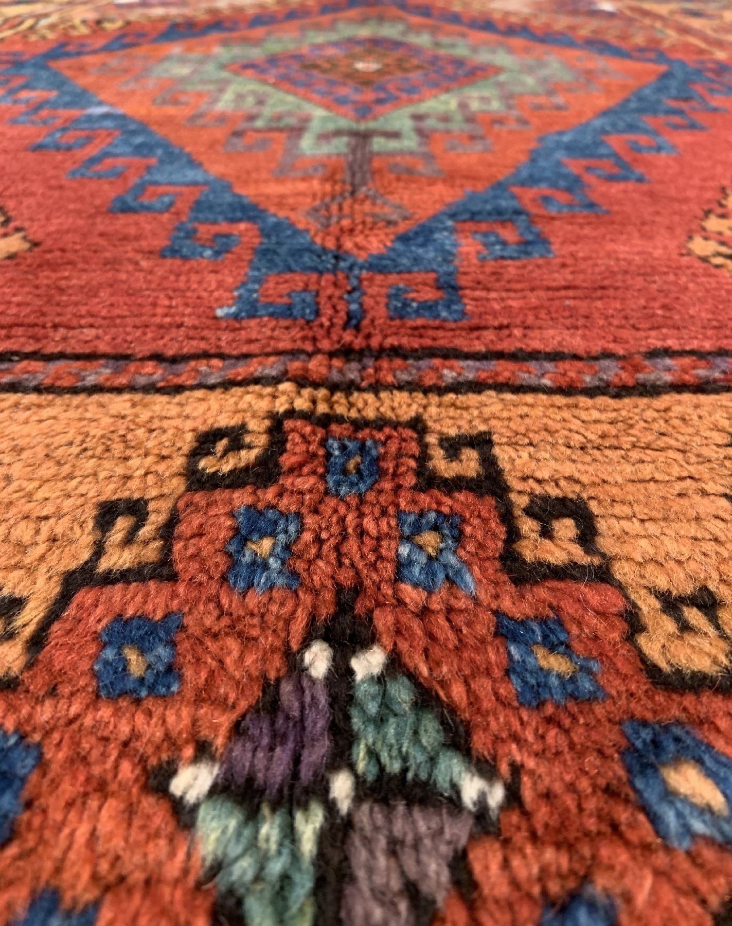 Detail e: Antiker Konya mit seltener, safrangelber Bordüre, Türkei, 19 Jhd., Wolle geknüpft auf Wolle, ca.355 x 125 cm, EHZ: 3,(guter Zustand)