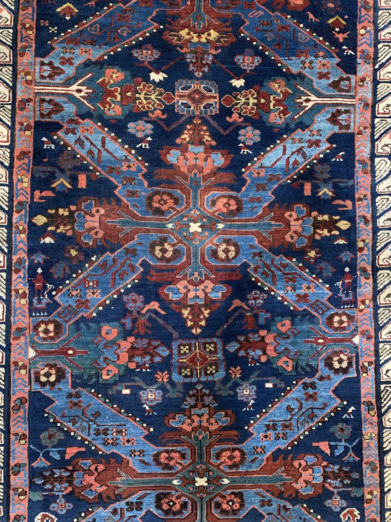 Detail a: Antiker Seychur, Ostkaukasus Kuba-Gebiet, Ende 19 Jhd., Wolle geknüpft auf Wolle, ca. 330 x 110 cm, EHZ: 3(guter Zustand).