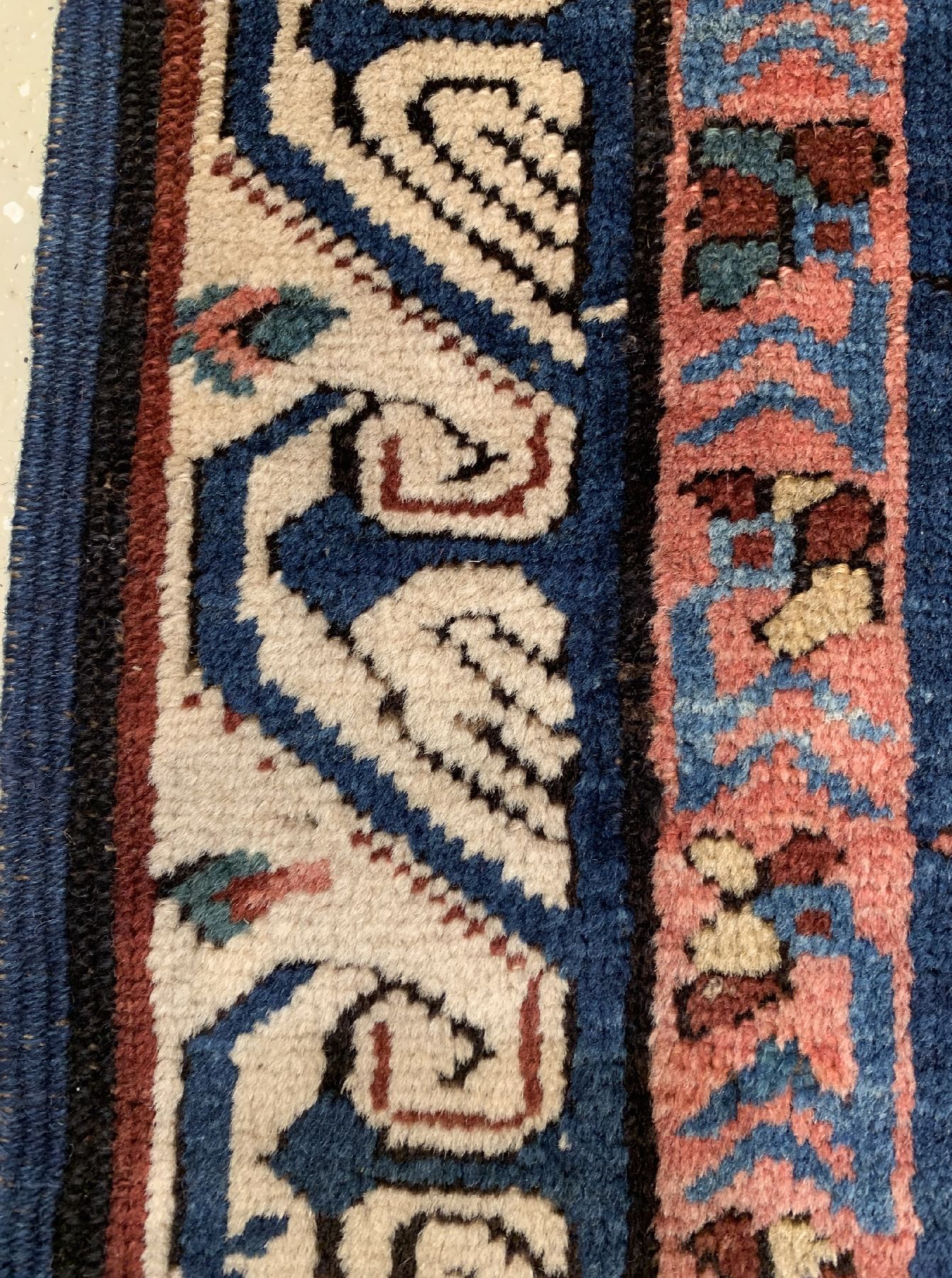 Detail d: Antiker Seychur, Ostkaukasus Kuba-Gebiet, Ende 19 Jhd., Wolle geknüpft auf Wolle, ca. 330 x 110 cm, EHZ: 3(guter Zustand).