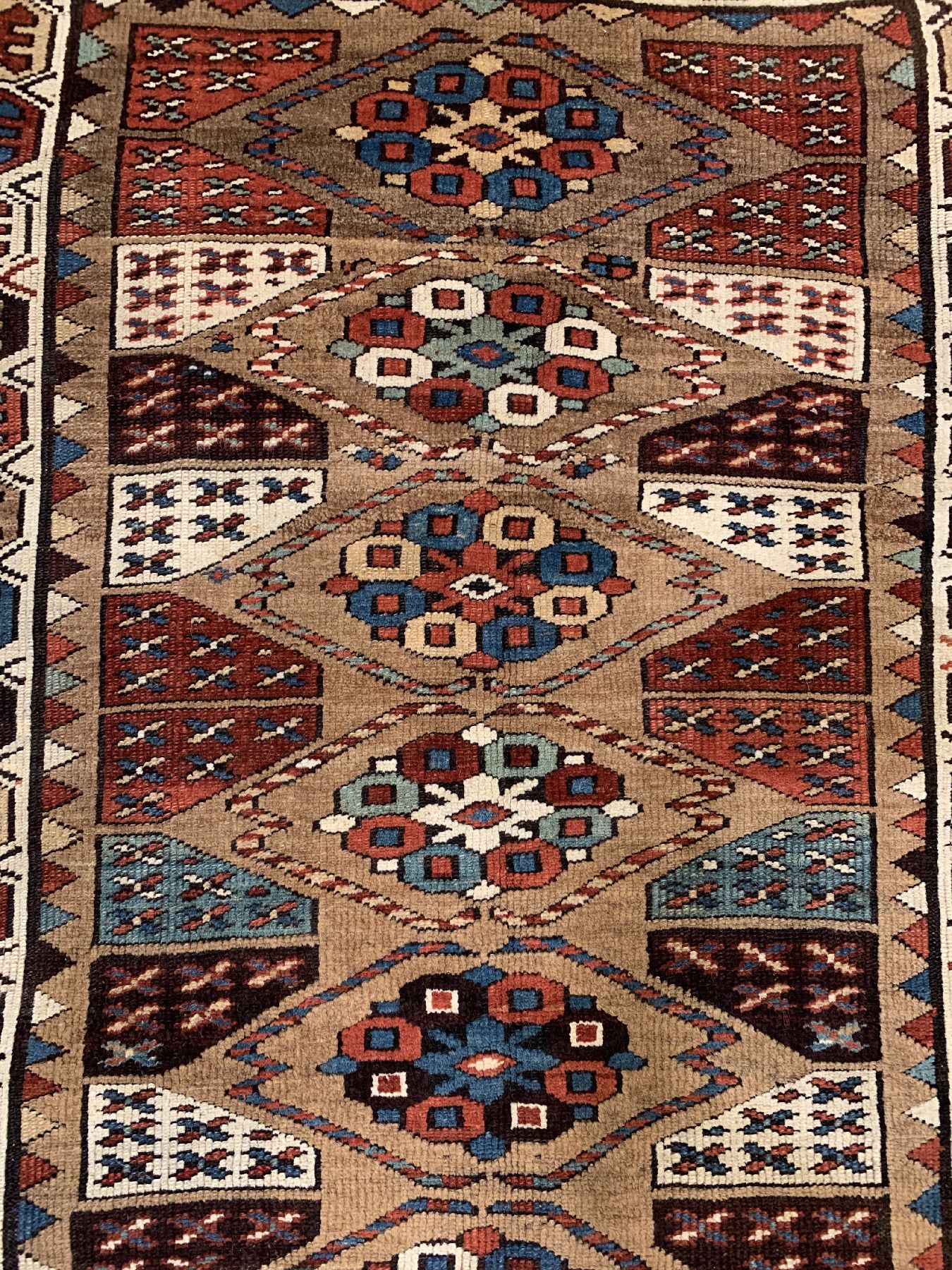 Detail a: Antiker Nordwestpersischer, Teppich, um 1900, Wolle geknüpft auf Wolle, ca. 304 x 125 cm, EHZ: 2-3,(guter Zustand).
